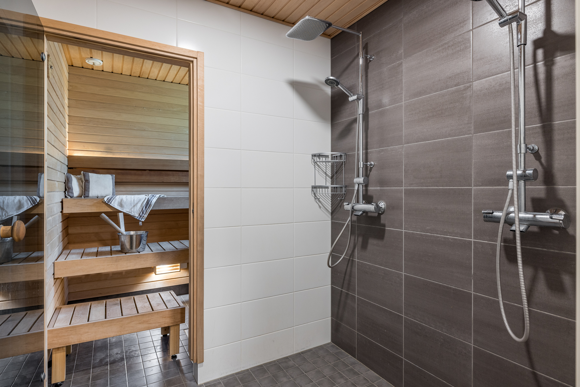 Pesuhuone ja sauna