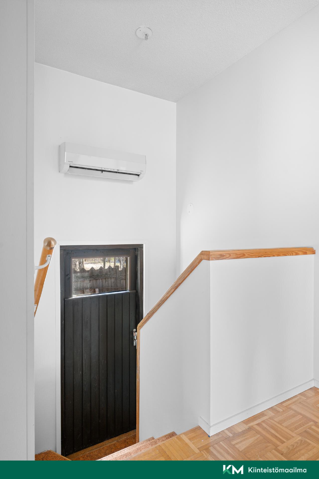 Portaikko kellarikerrokseen, käynti pihalle