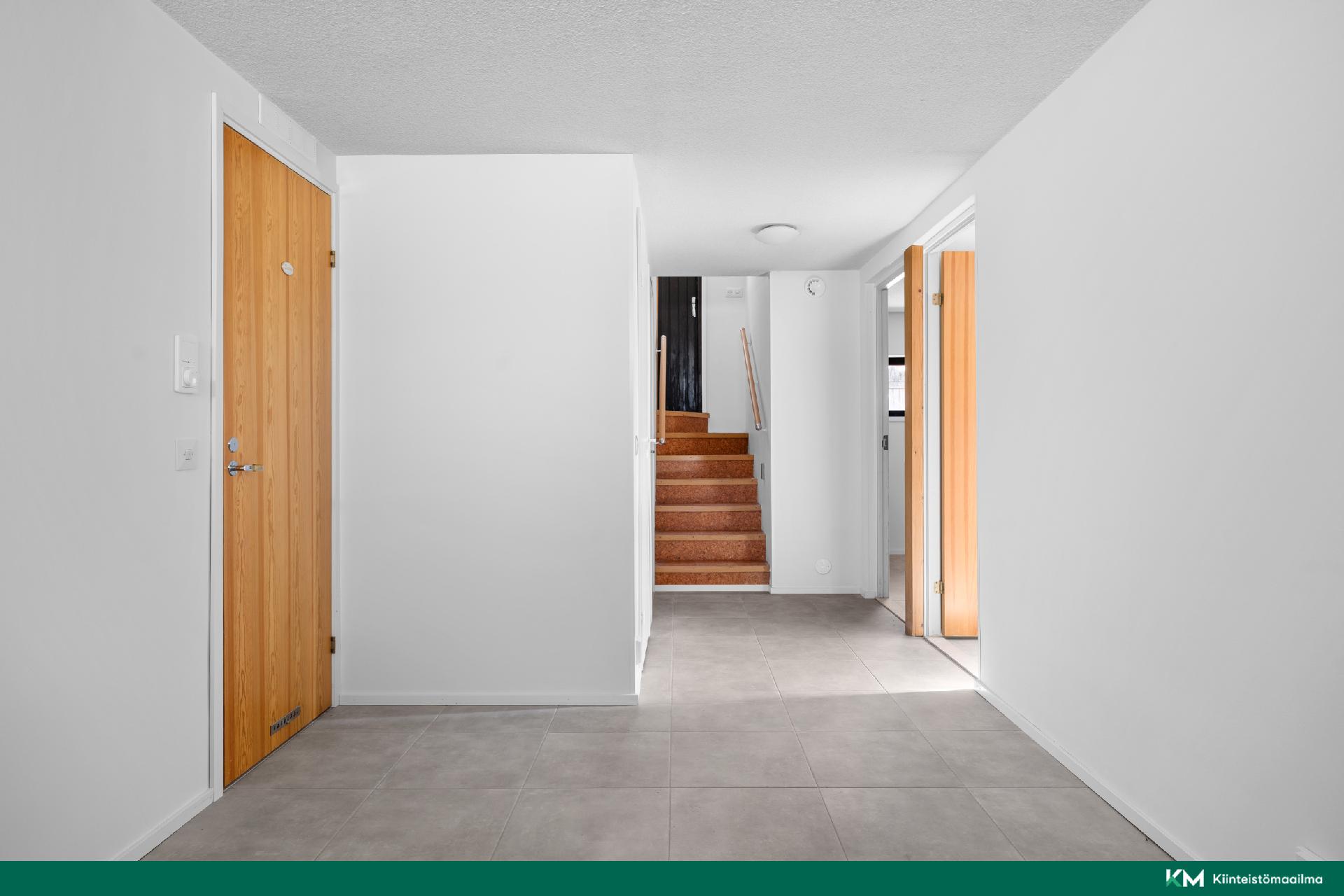 Takkahuone katsottuna portaikkoa kohti