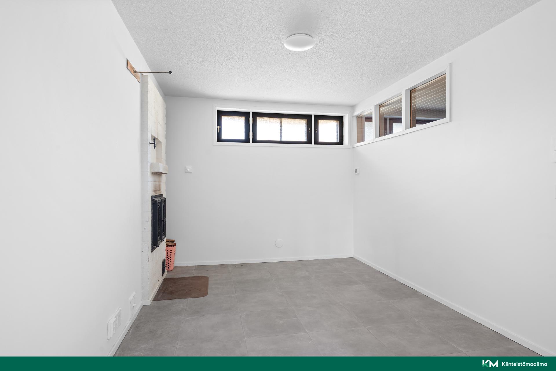 Takkahuone katsottuna portaikosta takkaa kohti