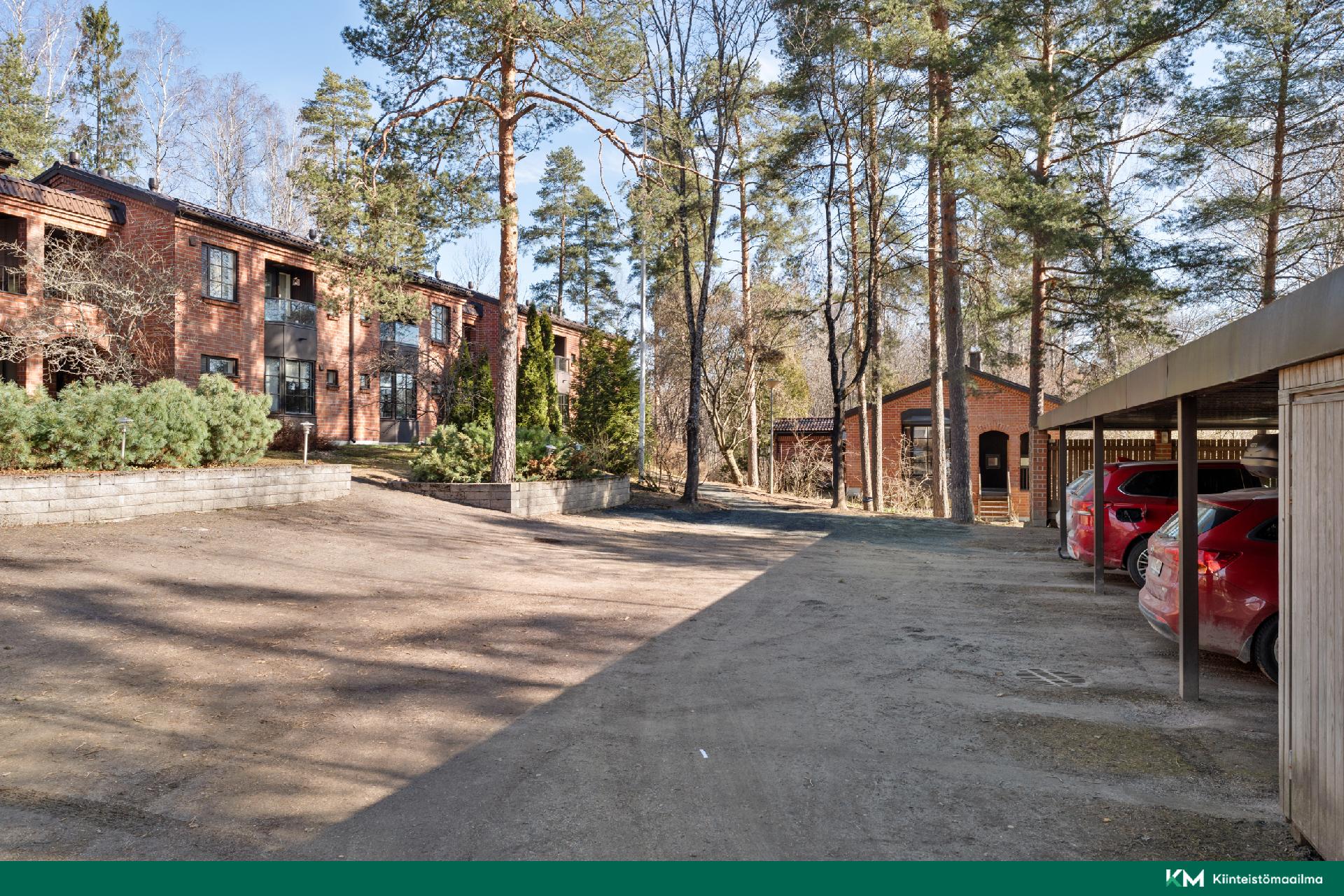 Yleiskuva taloyhtiön autopaikoilta