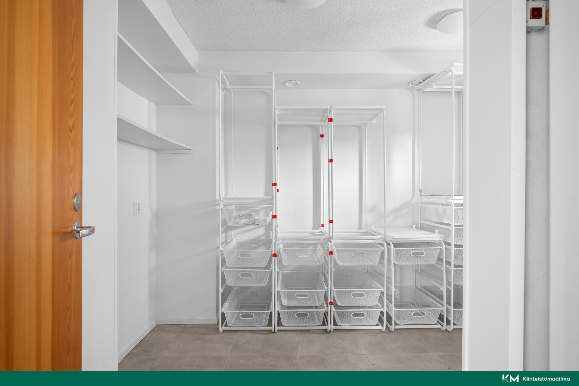 Kodinhoitohuone / varasto