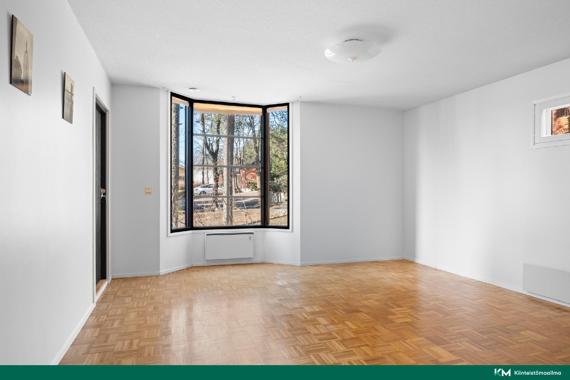 Olohuone josta näkymä ja käynti parvekkeelle