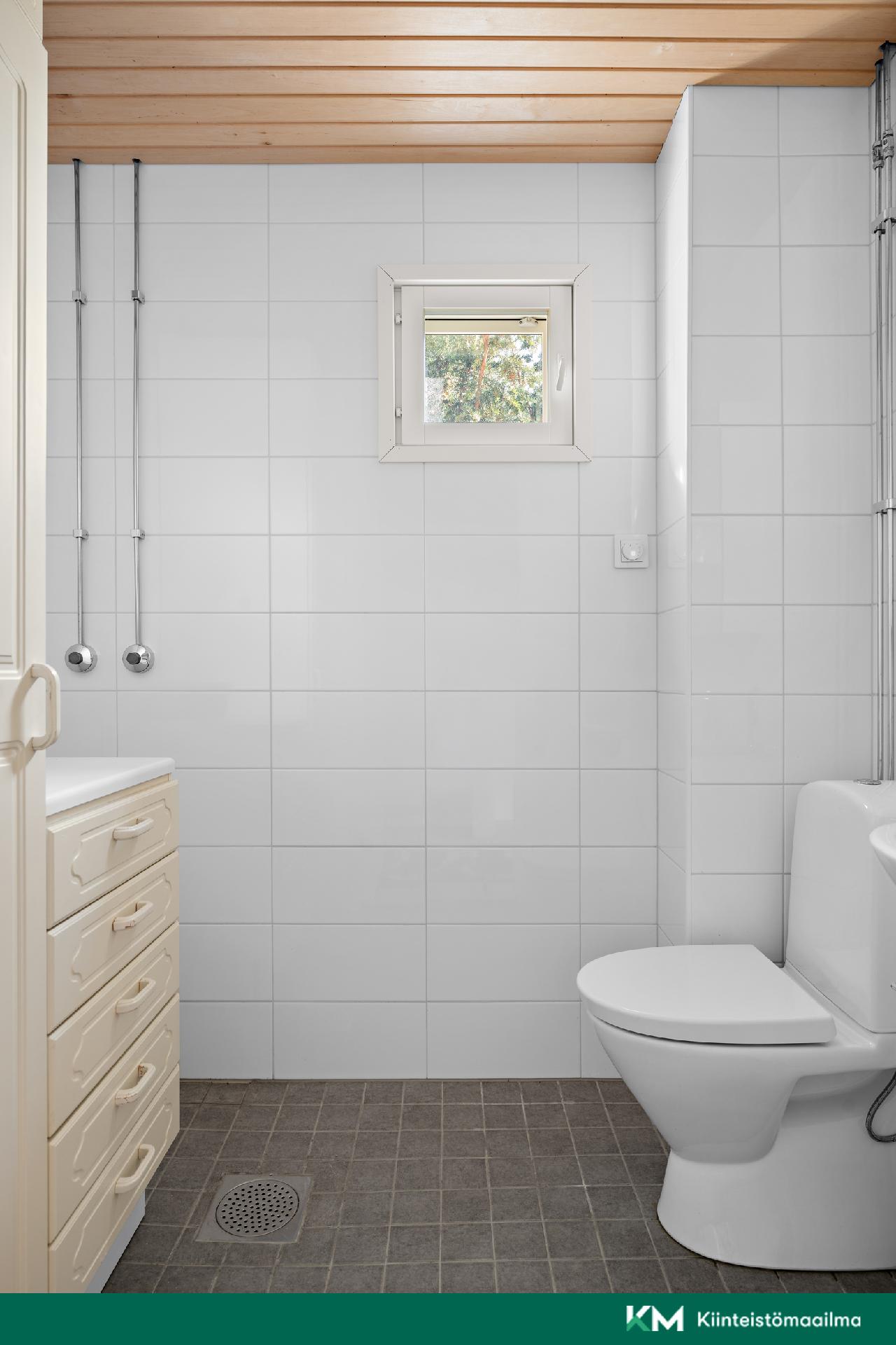 1. kerroksen erillinen wc