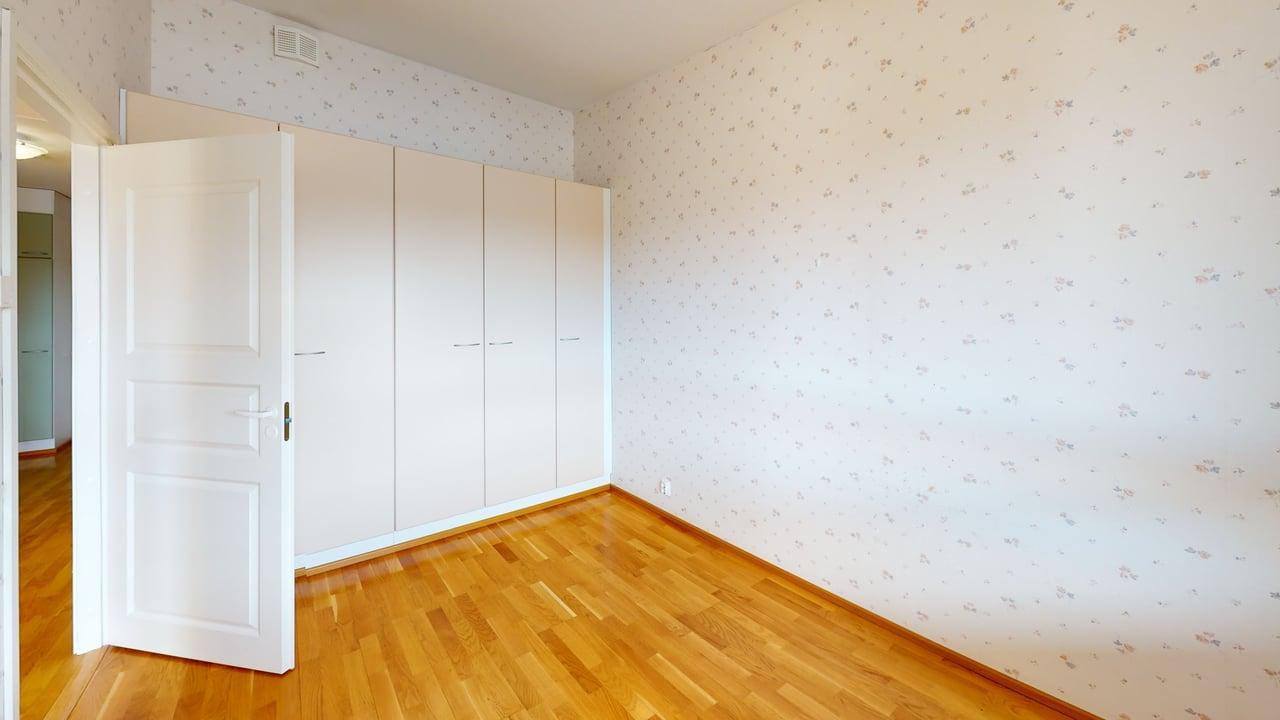 Makuuhuoneessa kaapistot