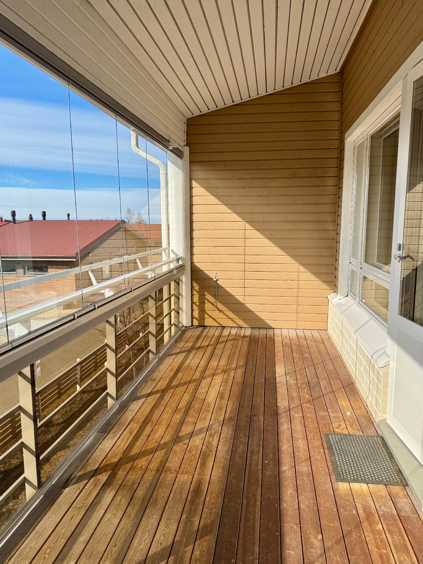 Tilavalla lasitetulla parvekkeella lisätilaa