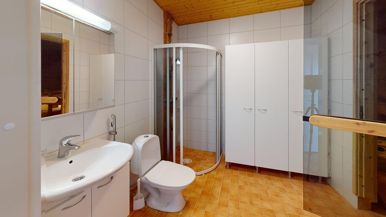 Peruhuoneessa kaappeja ja suihkuseinät