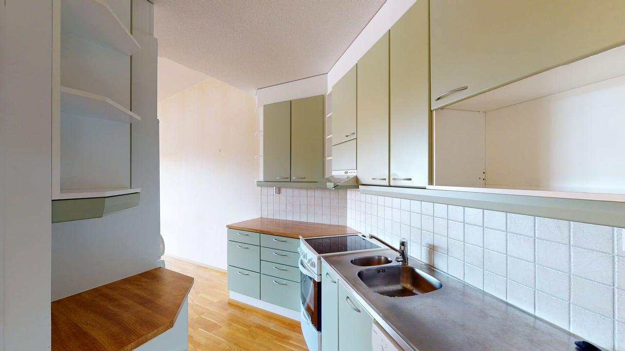 Keittokomerossa kaappeja säilytykseen