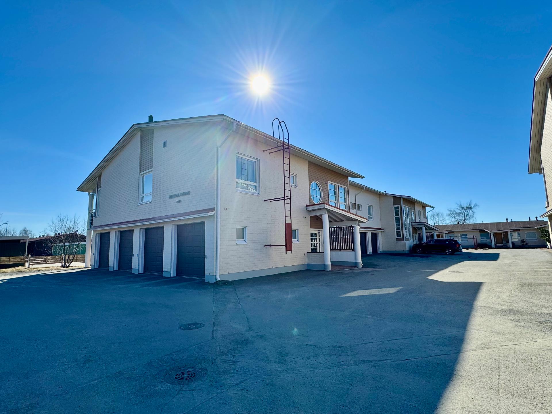 Myytävä asunto on tässä talossa