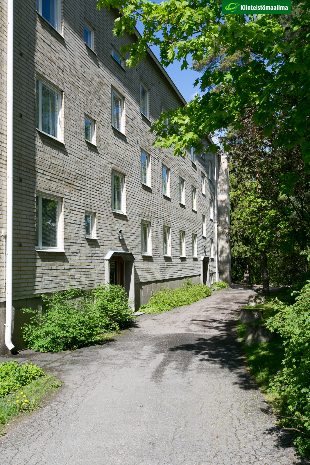 Talo rauhallisella vehreällä alueella
