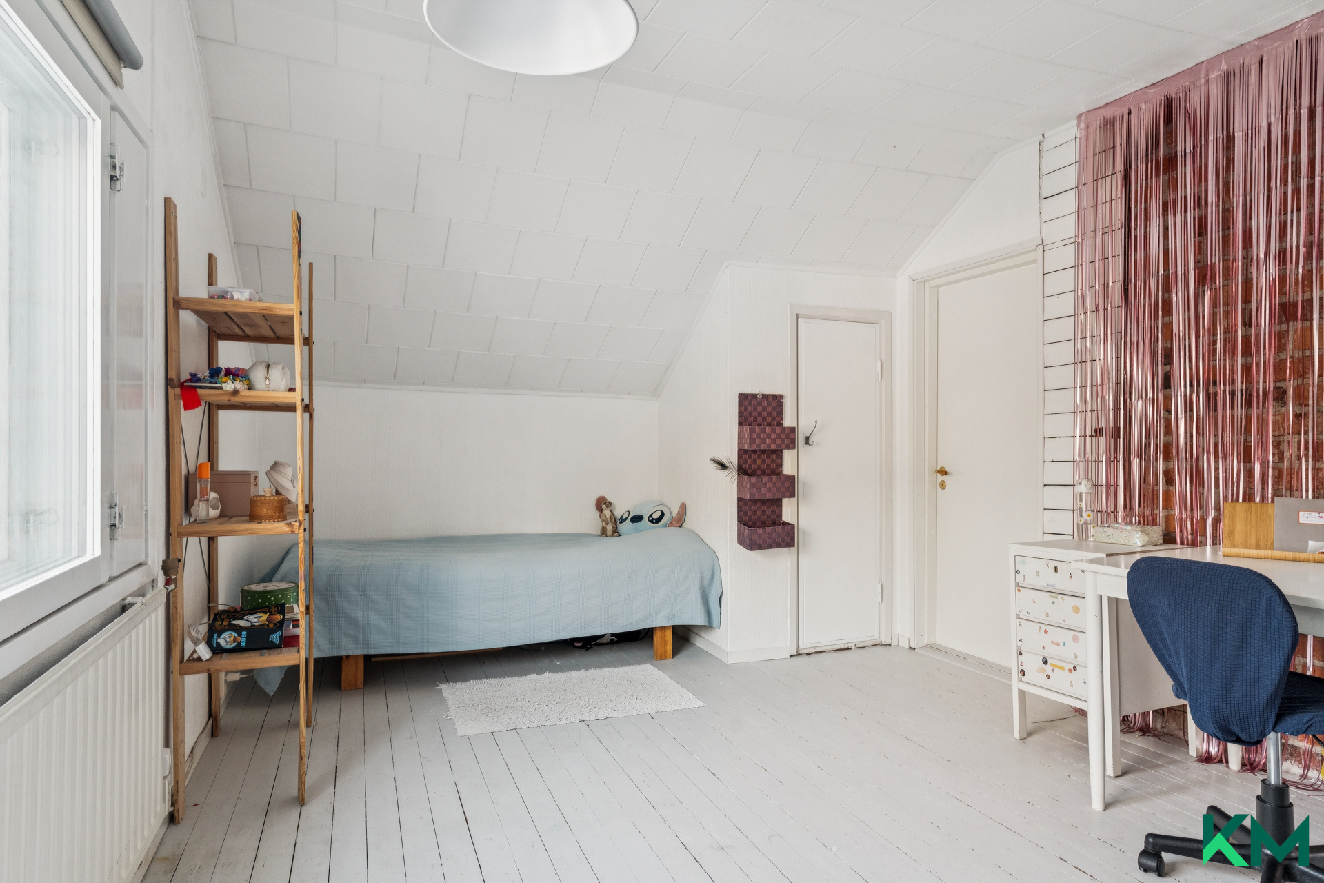 Rintamamiestalon yläkerran makuuhuone