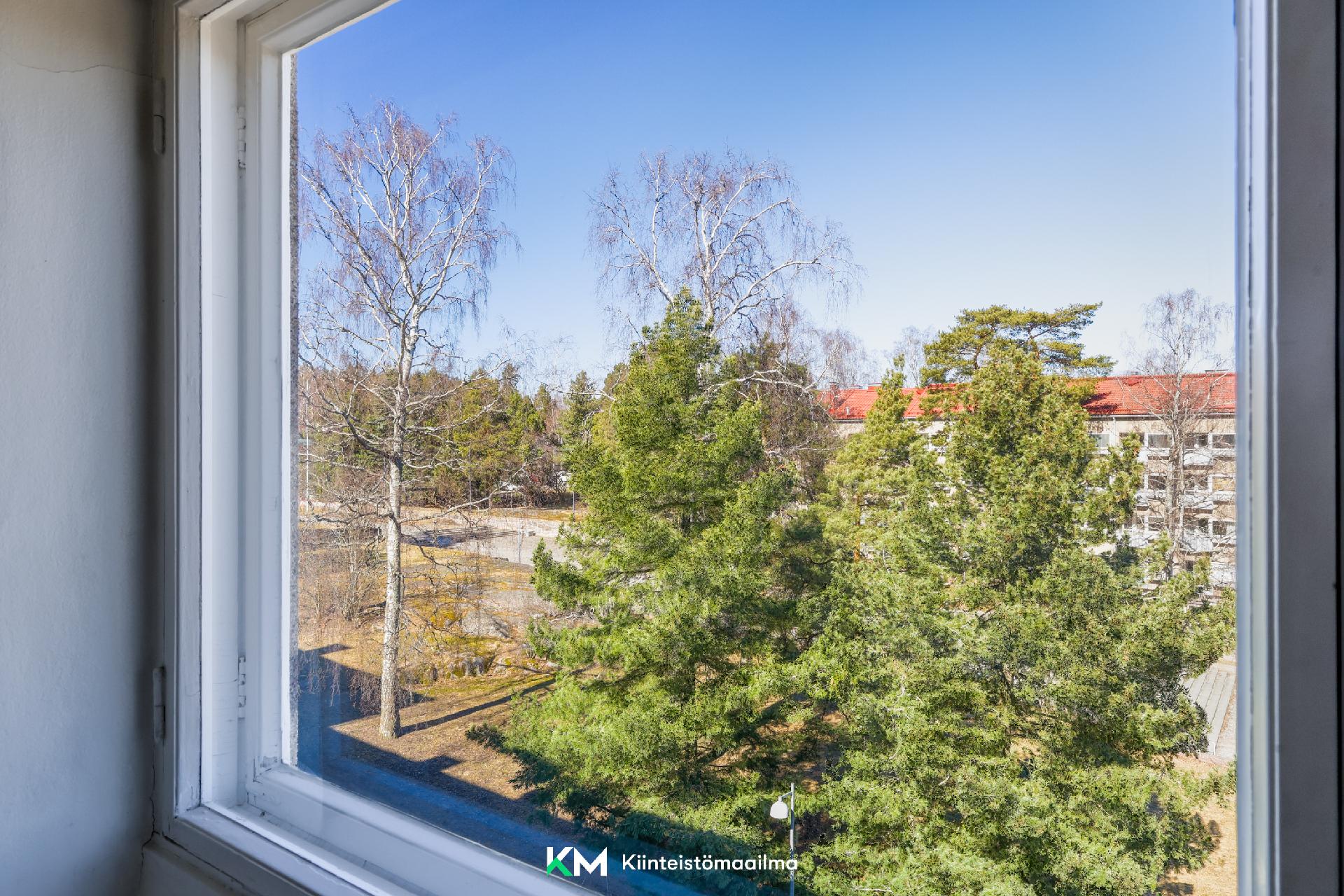 Maisema keittiön ikkunasta