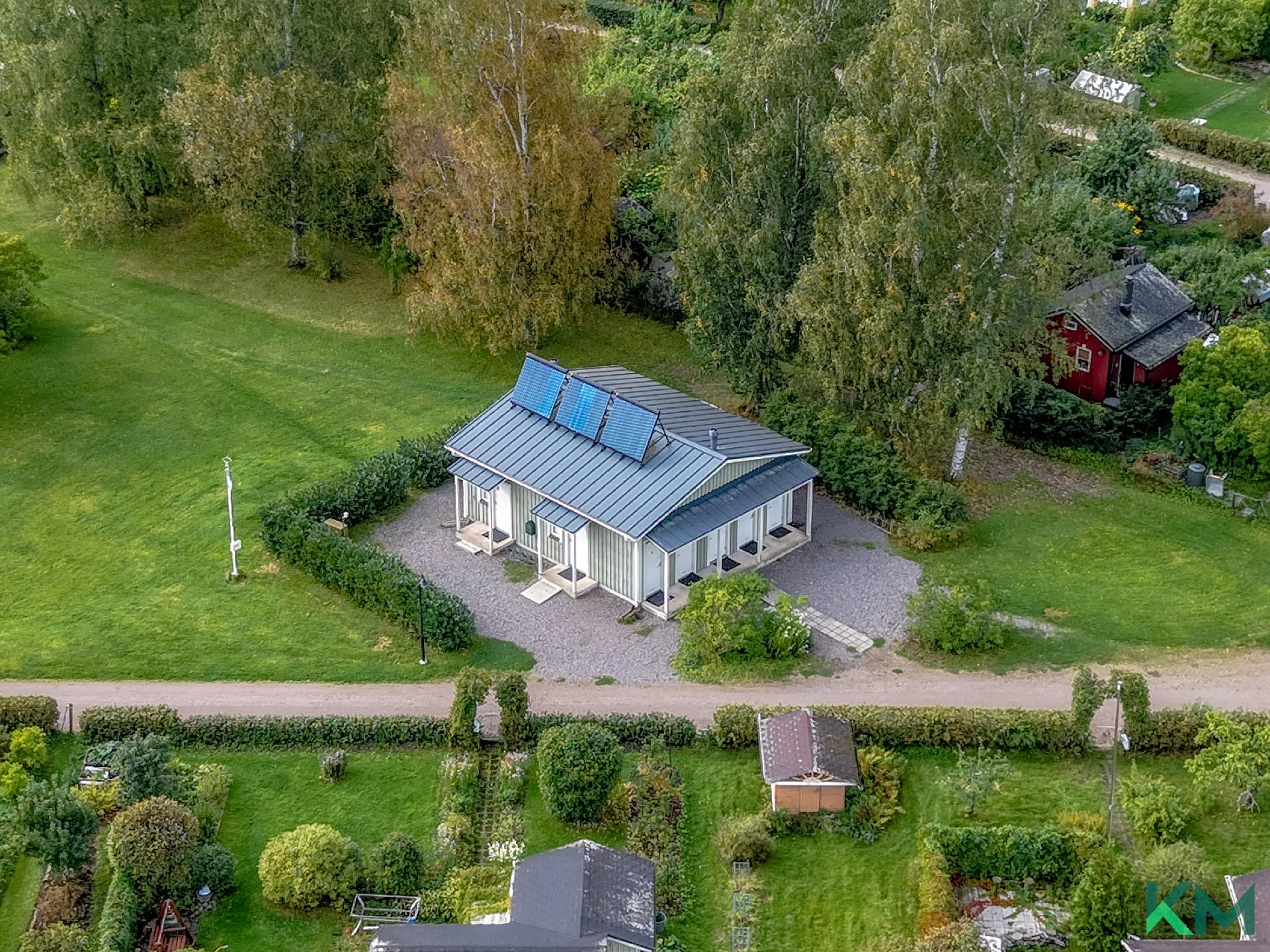 Huoltorakennuksessa suihkut/vesi-wc:t/pesutupa