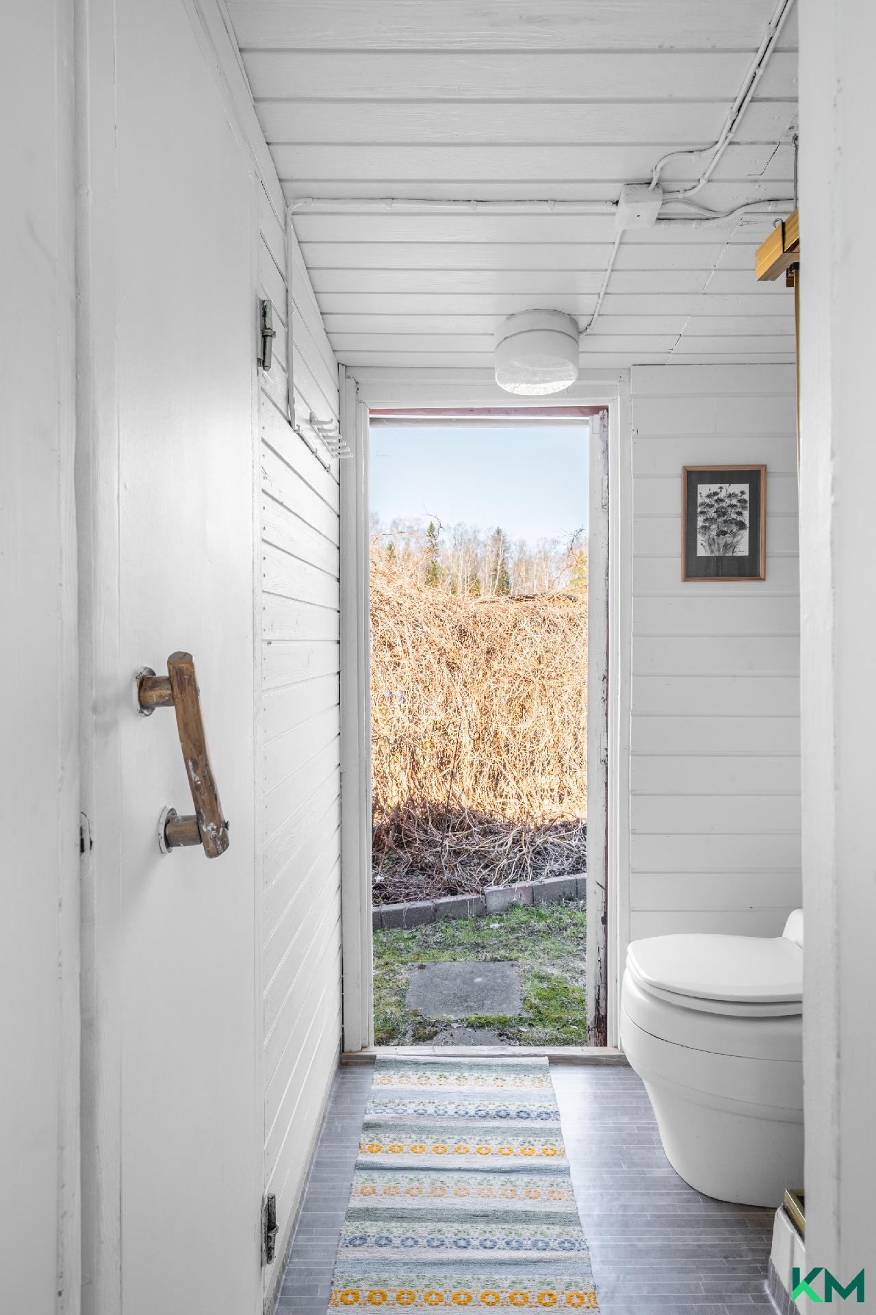 WC:hen kulku sisältä ja ulkokautta