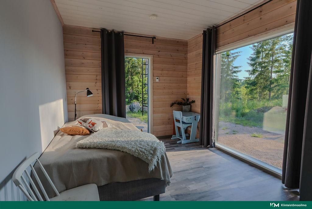 1. makuuhuone sisäpihalle