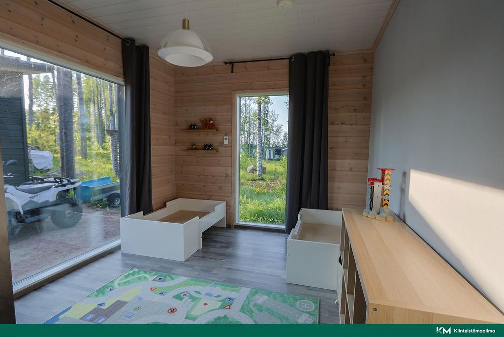 2. makuuhuone sisäpihalle