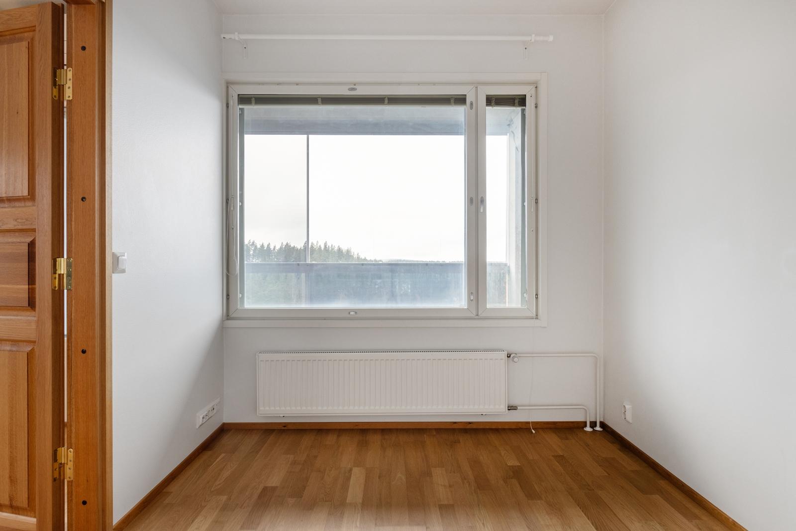 Olohuoneen vieressä työ-/makuuhuone