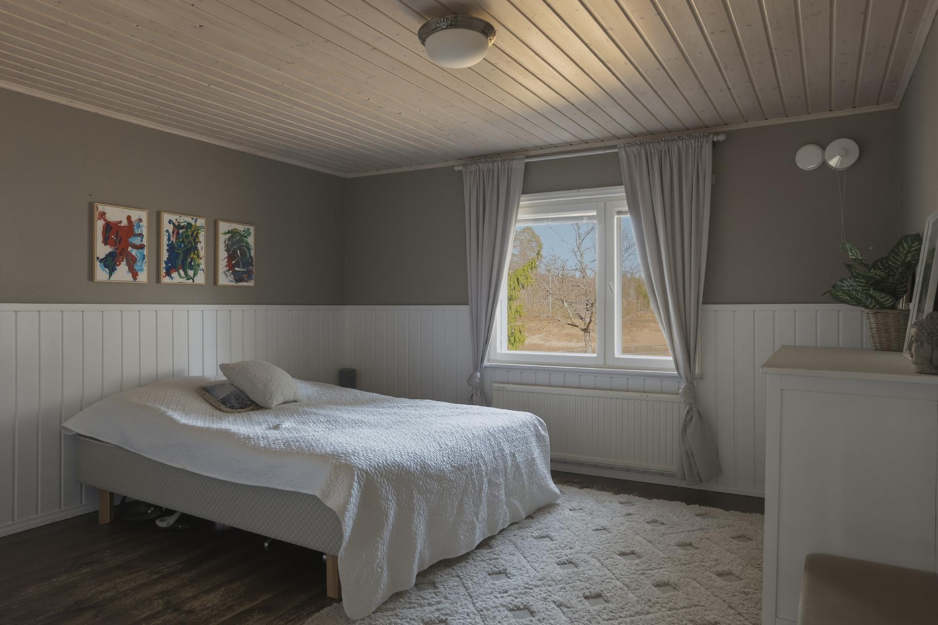 Alakerraan makuuhuone