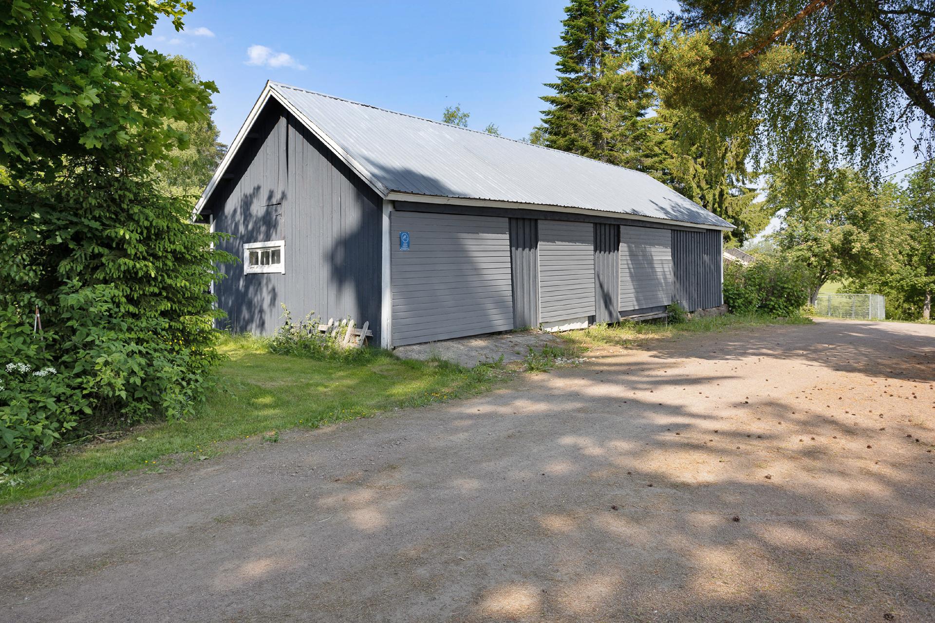 Kesäkuva autotalli/varastorakennuksesta