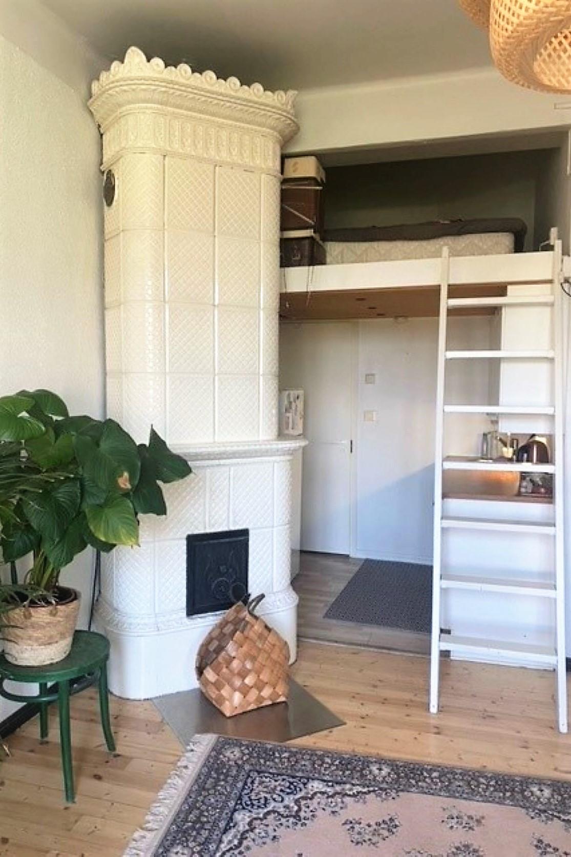 olohuoneesta keittiön ja parven suuntaan