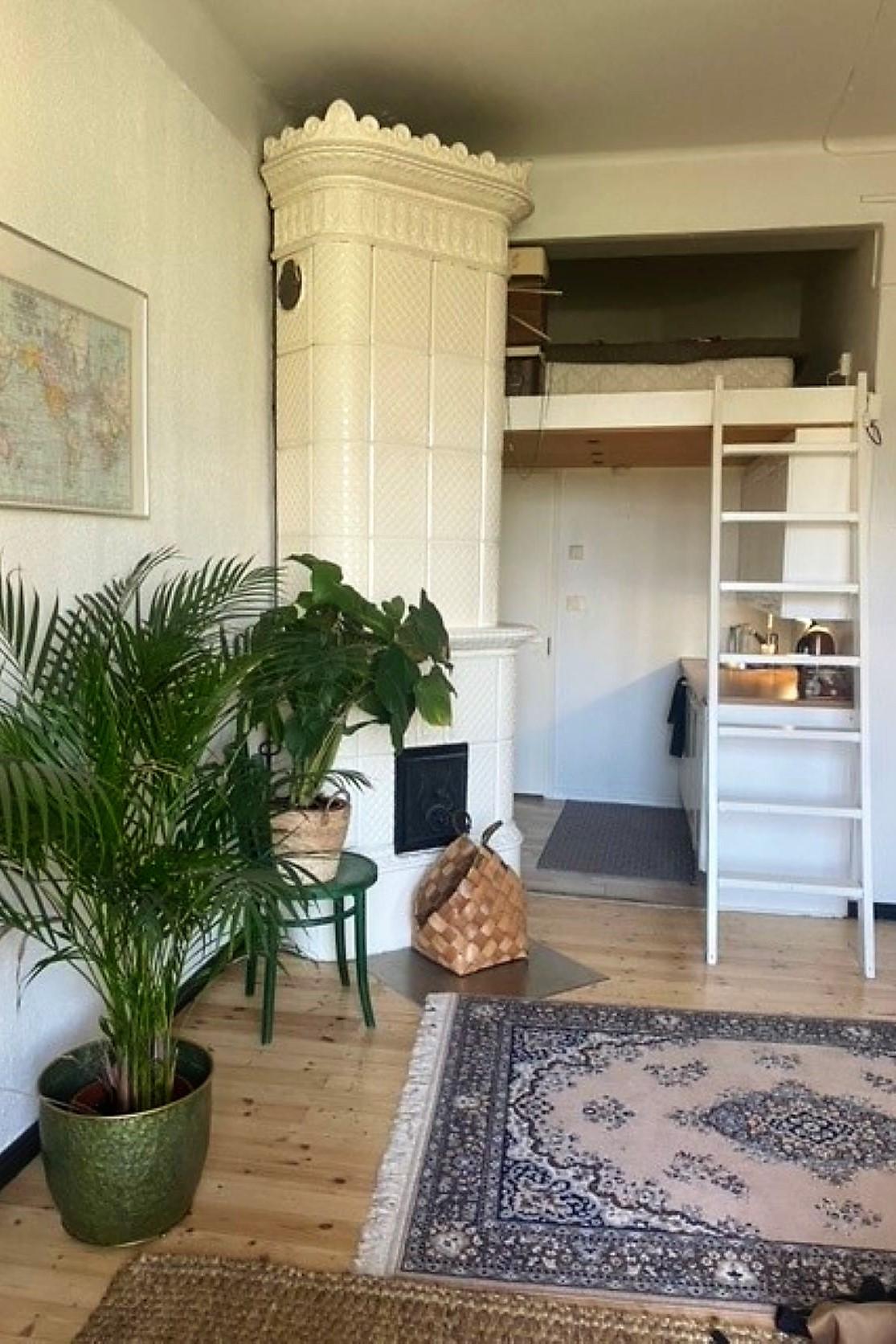 olohuoneesta keittiön ja parven suuntaan