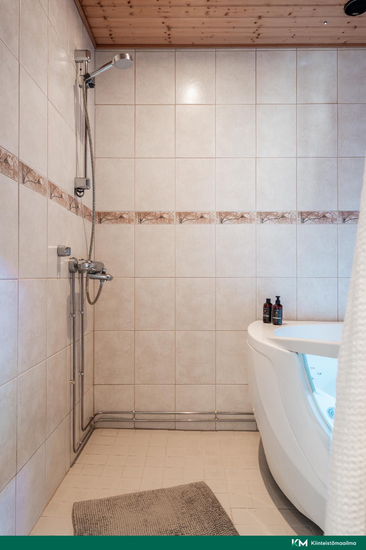 Suihkulle hyvin tilaa avarassa kylpyhuoneessa