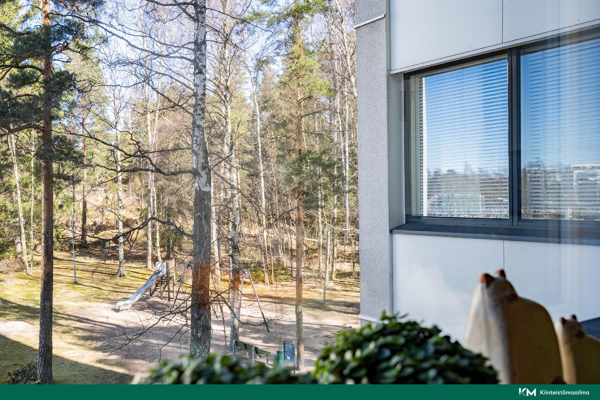 Keittiön ikkunasta näkymä leikkipaikalle