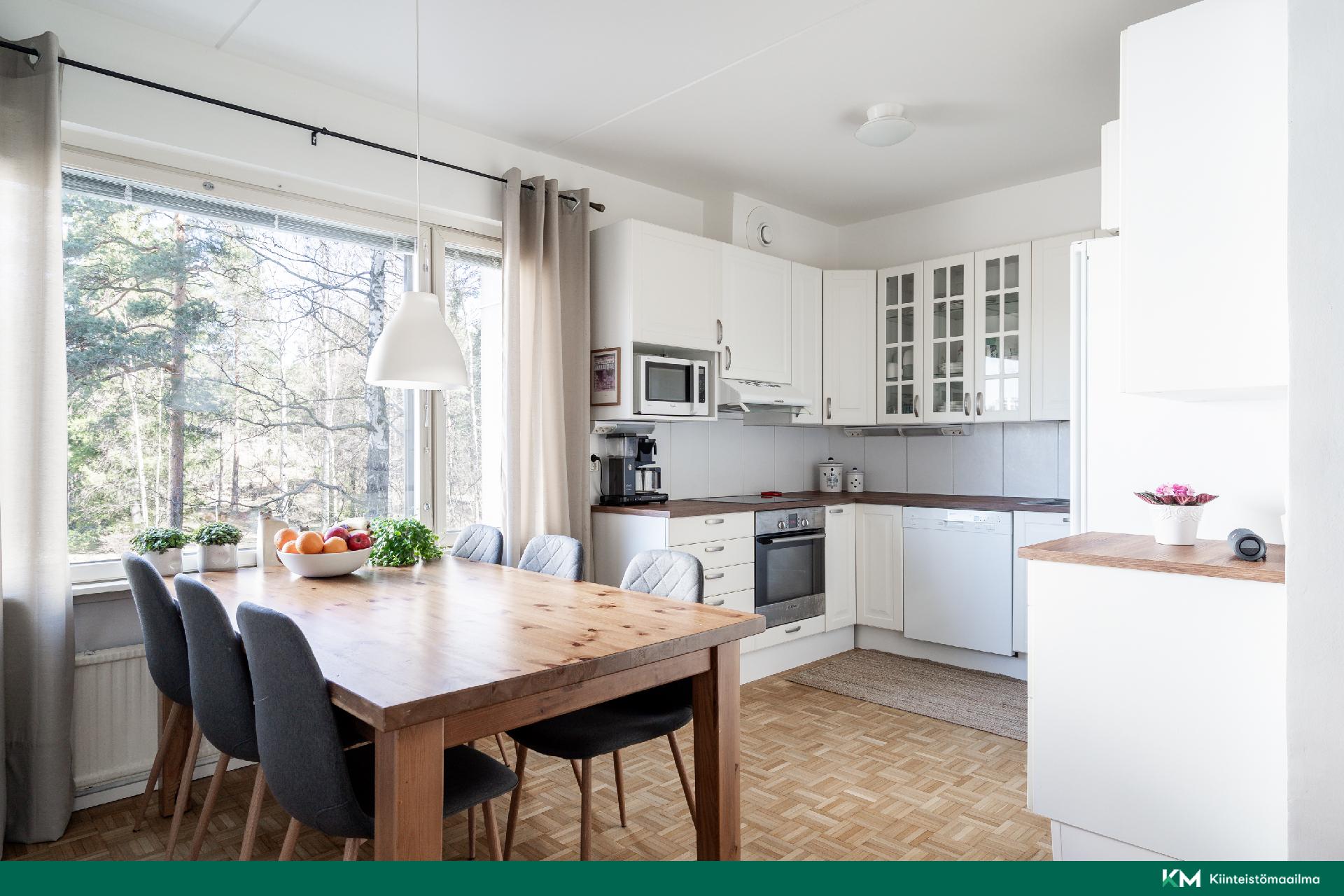 Iso ruokapöytä mahtuu keittiön yhteyteen helposti