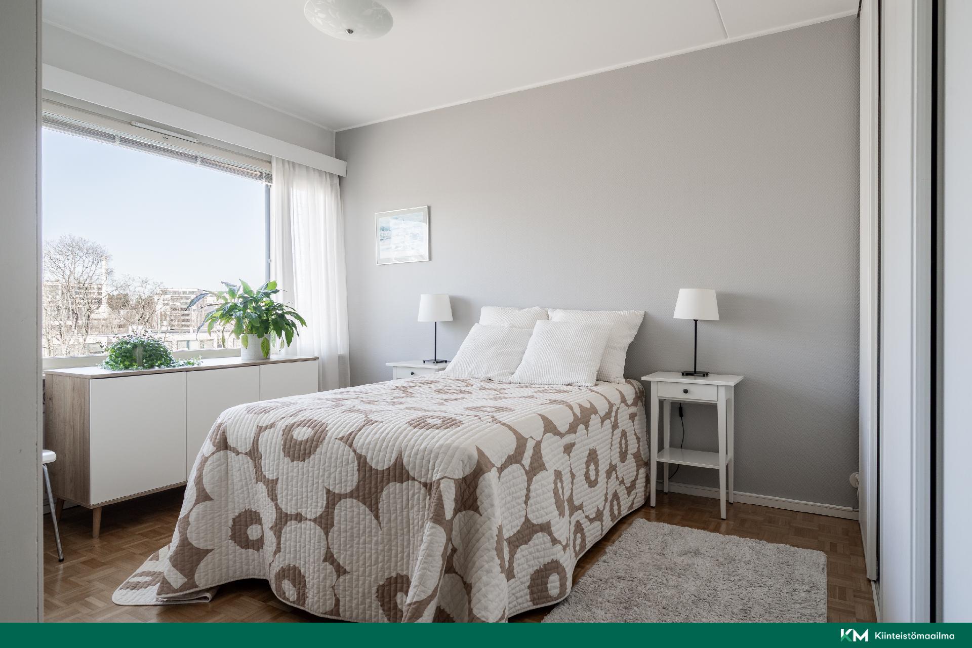 Makuuhuoneen ikkuna länteen