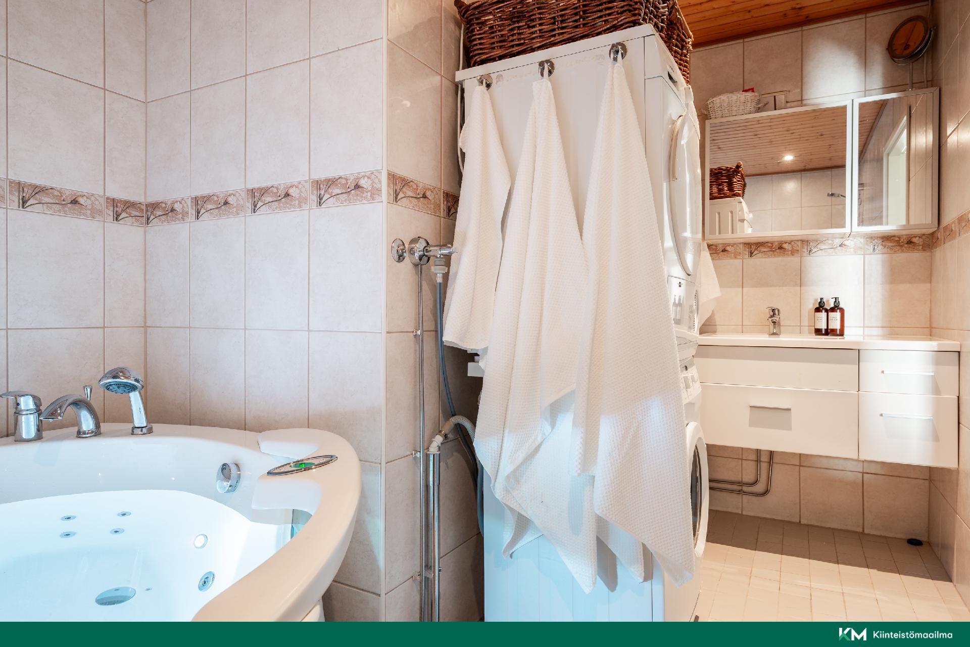 Kylpyhuoneessa hyvänkokoinen poreamme rentoutumista varten!