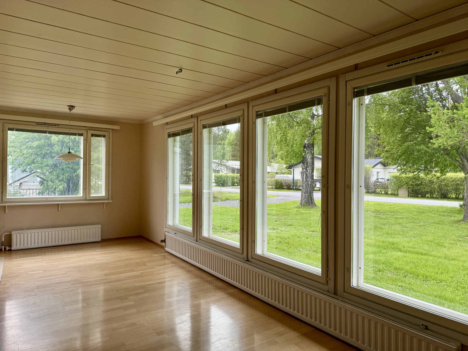 Olohuoneessa paljon ikkunoita