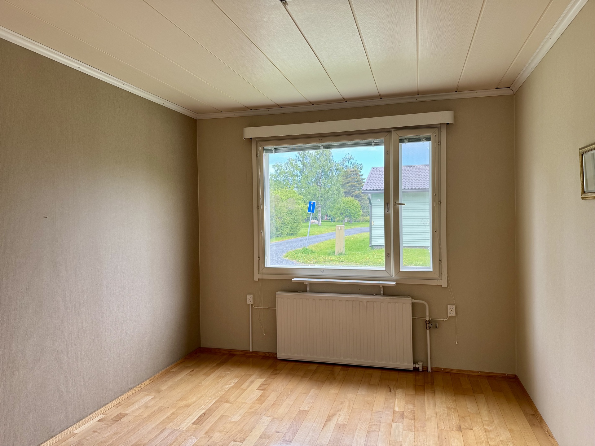 Makuuhuoneessa lämpimät sävyt