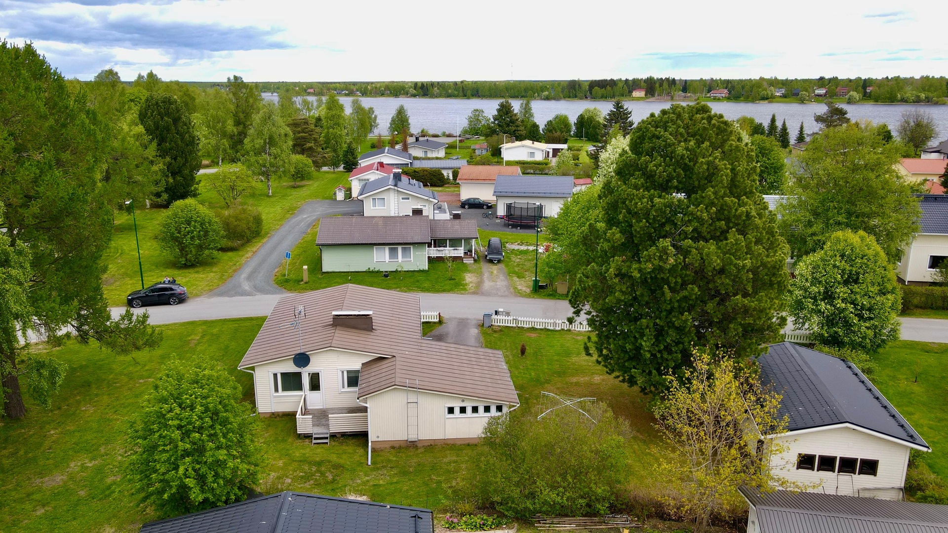 Tornionjoen rannan läheisyydessä