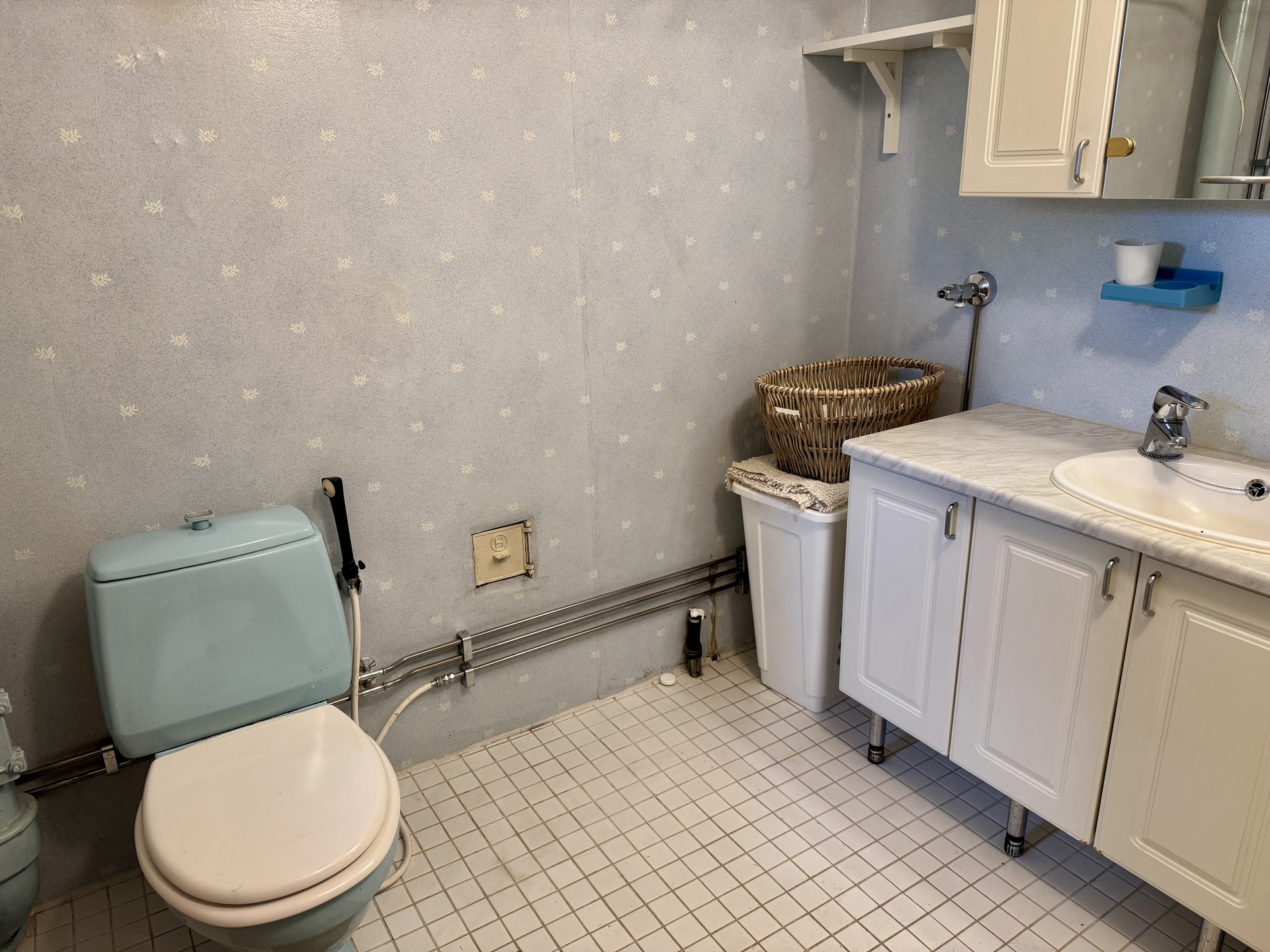 WC tilassa paljon kaappeja