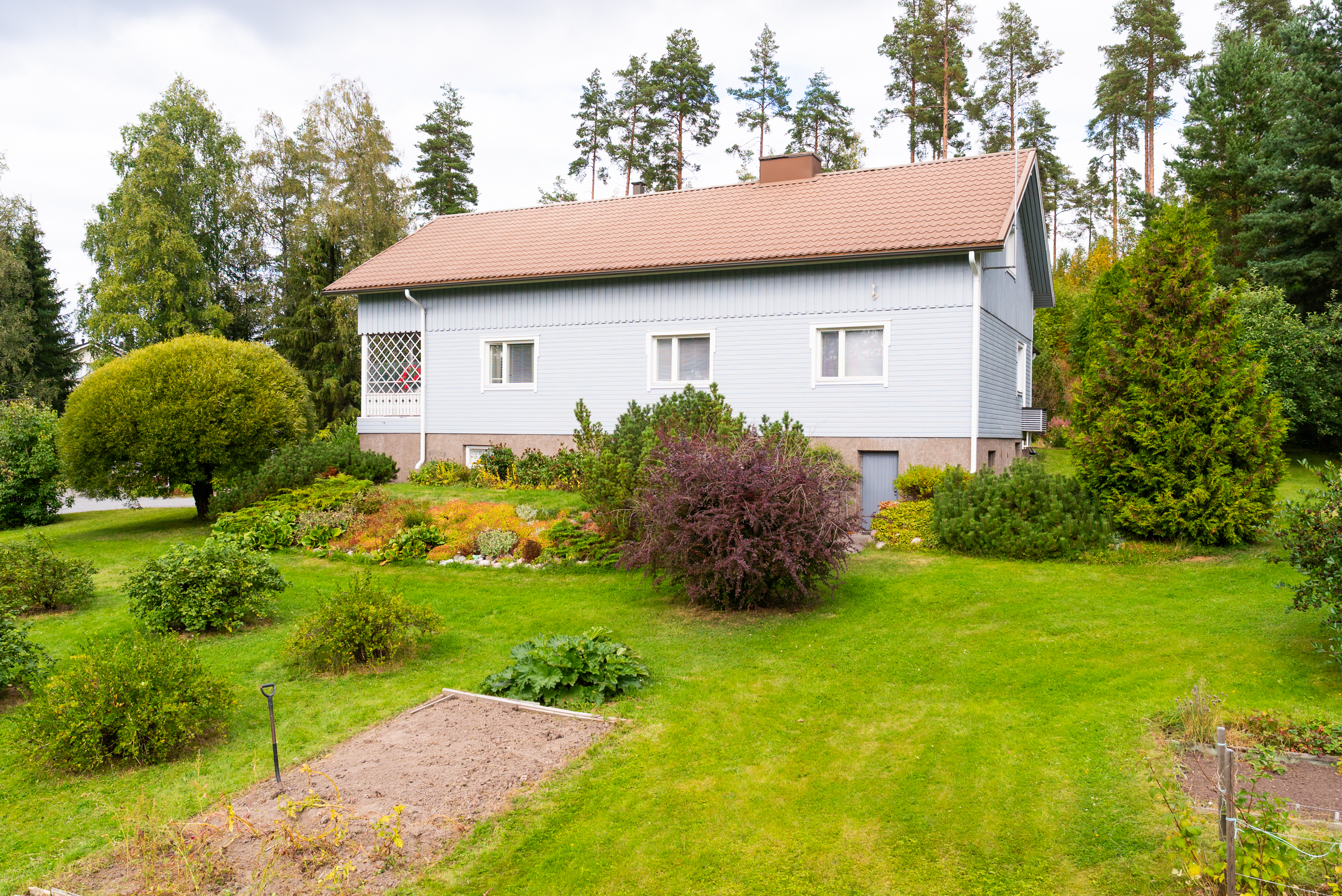 päärakennus tien suunnalta