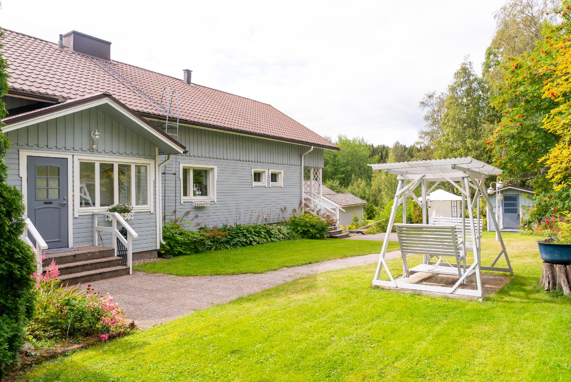 pääsisäänkäynnin puolelta