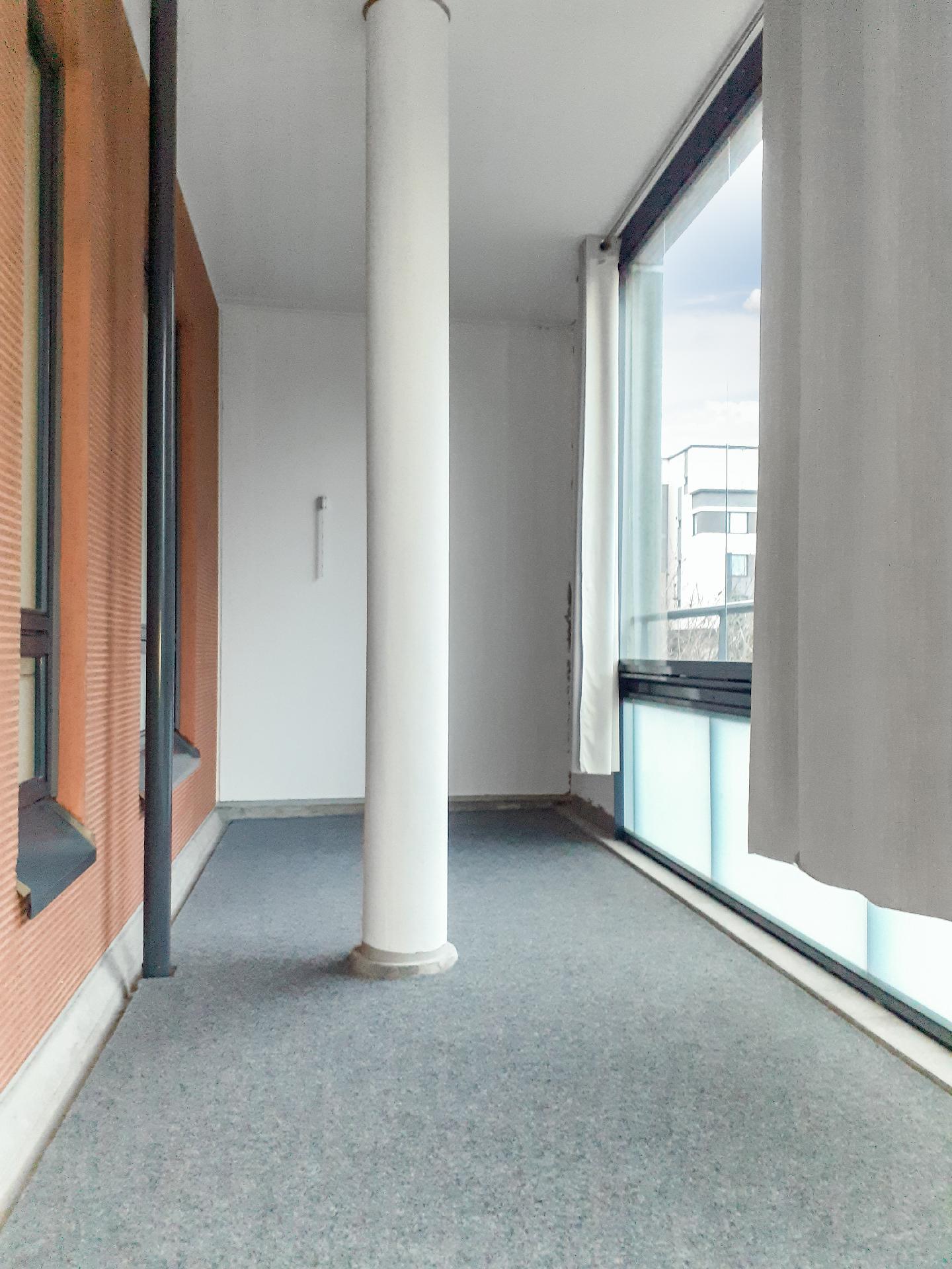 huoneiston levyinen lasitettu parveke