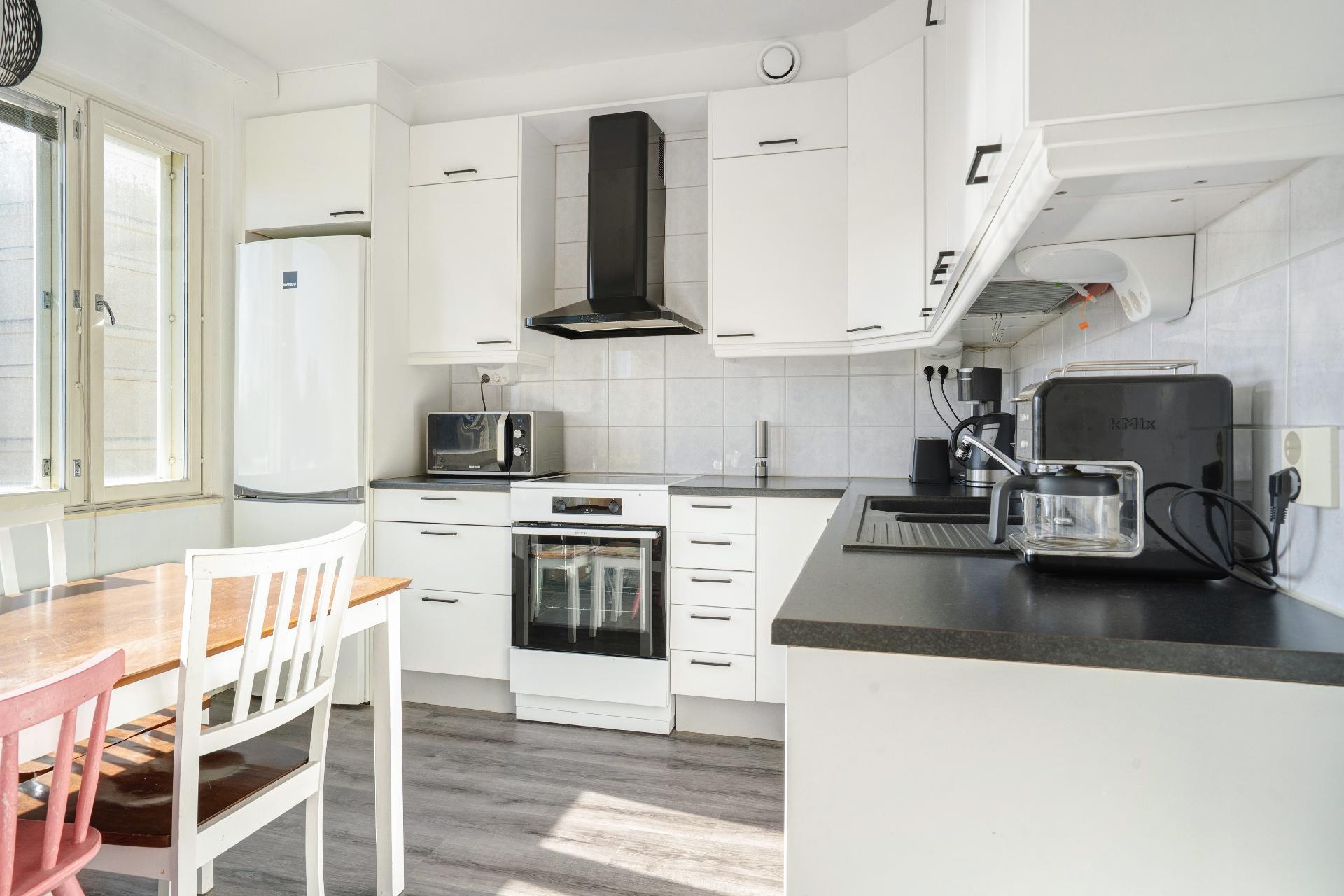 Aamuaurinko paistaa keittiöön.