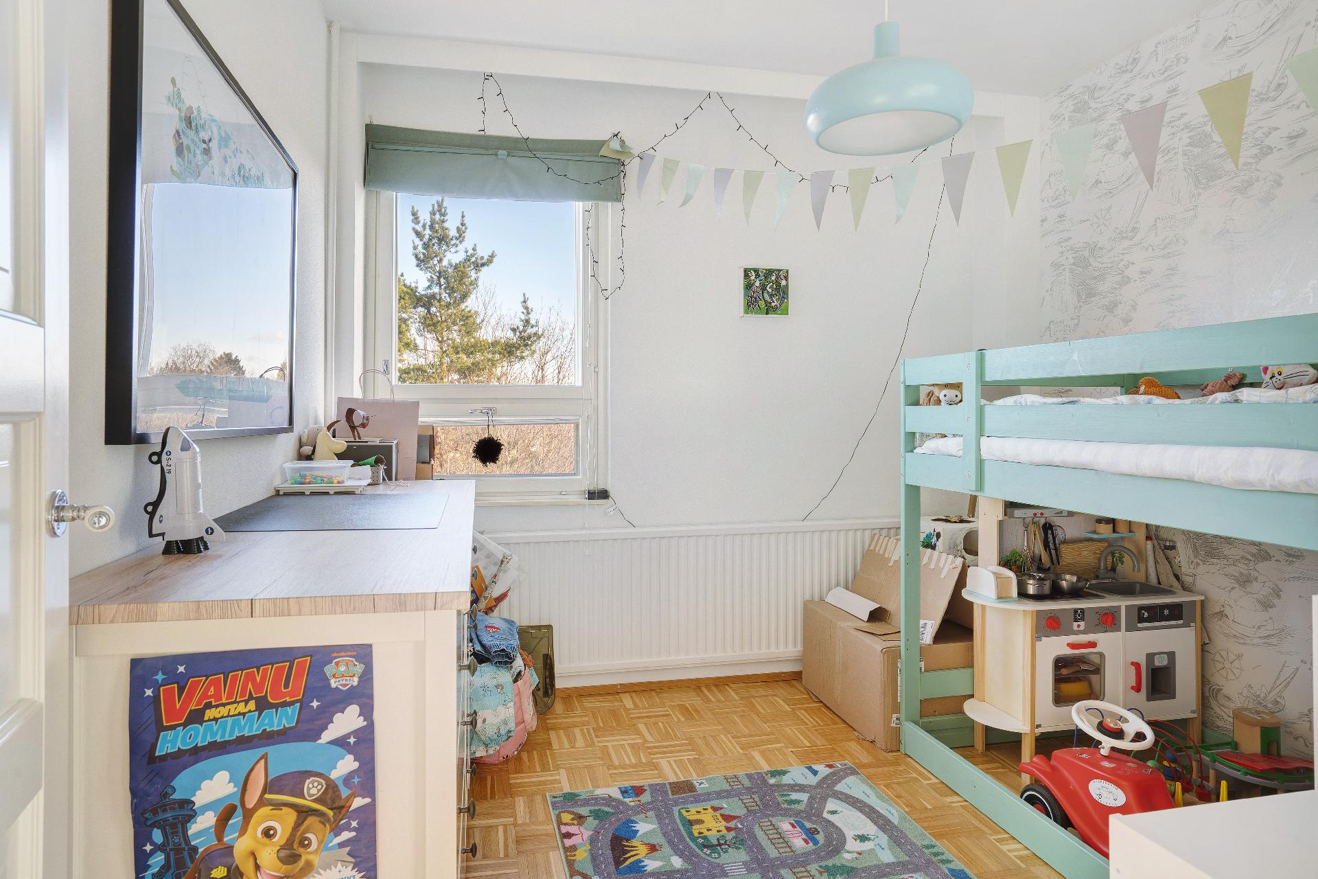 Pienempi makuuhuone.