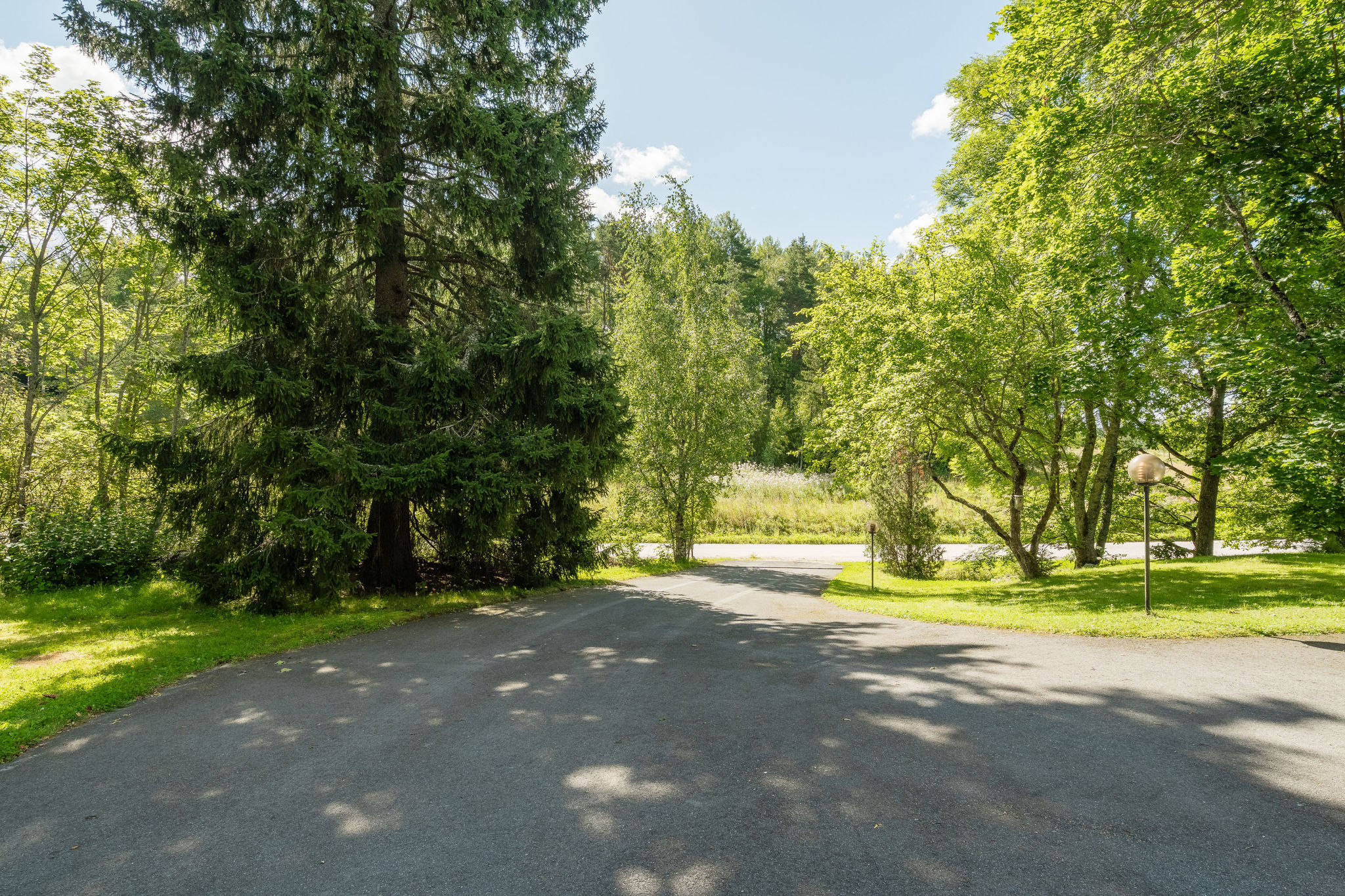 ETUPIHA KADULTA SISÄÄN ASVALTOITU