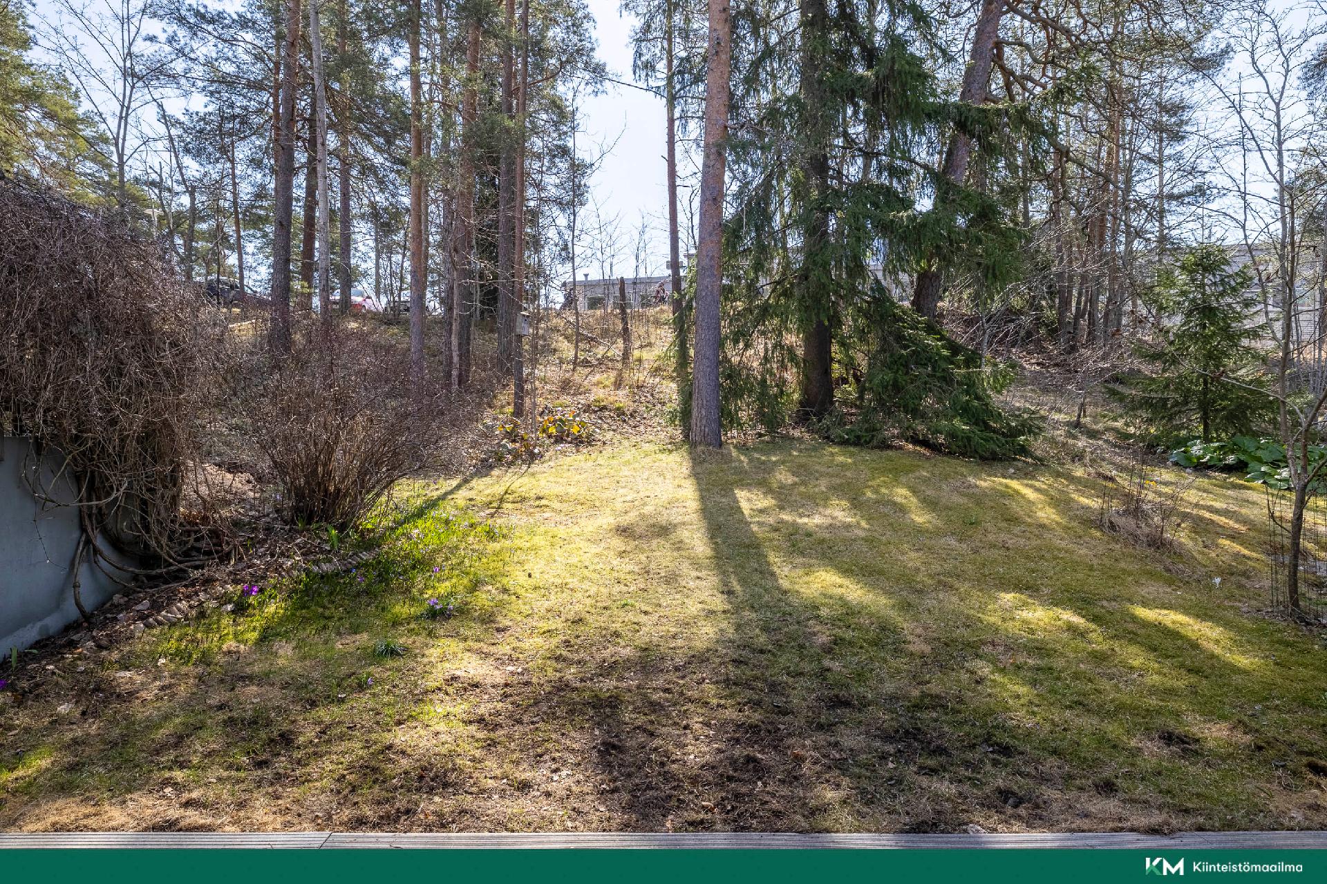 Läntinen koulupolku 8, Kauniainen