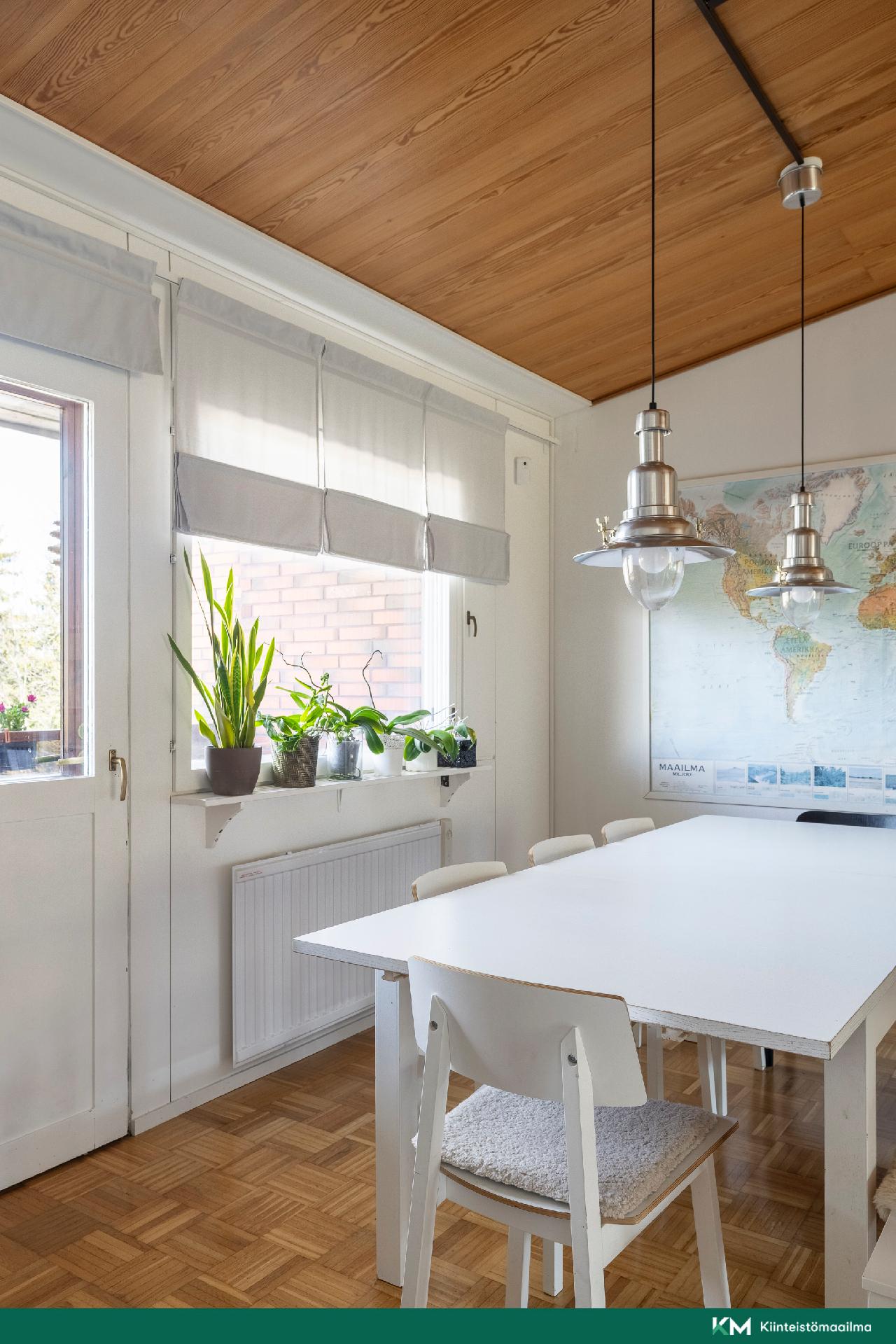 Läntinen koulupolku 8, Kauniainen