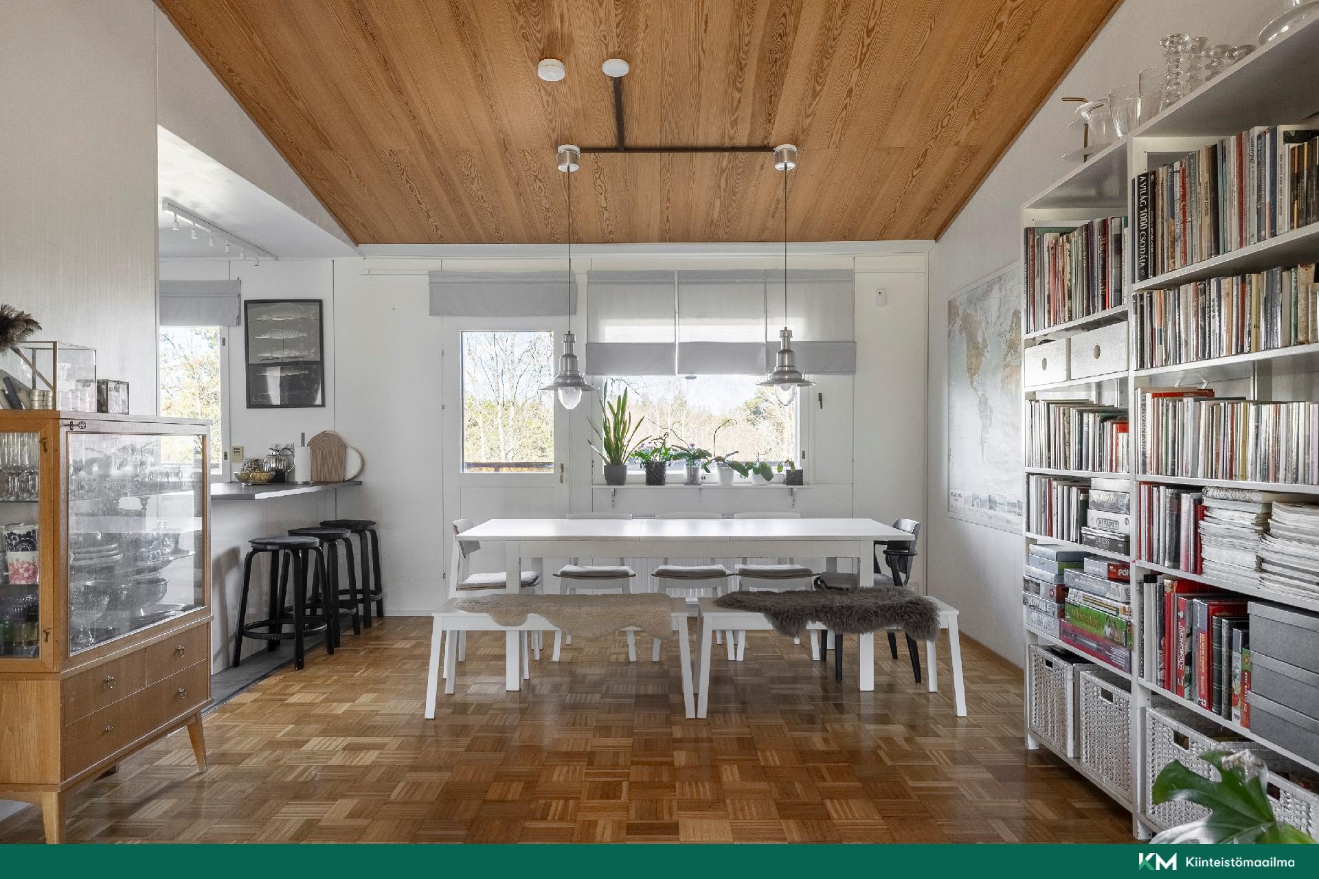 Läntinen koulupolku 8, Kauniainen