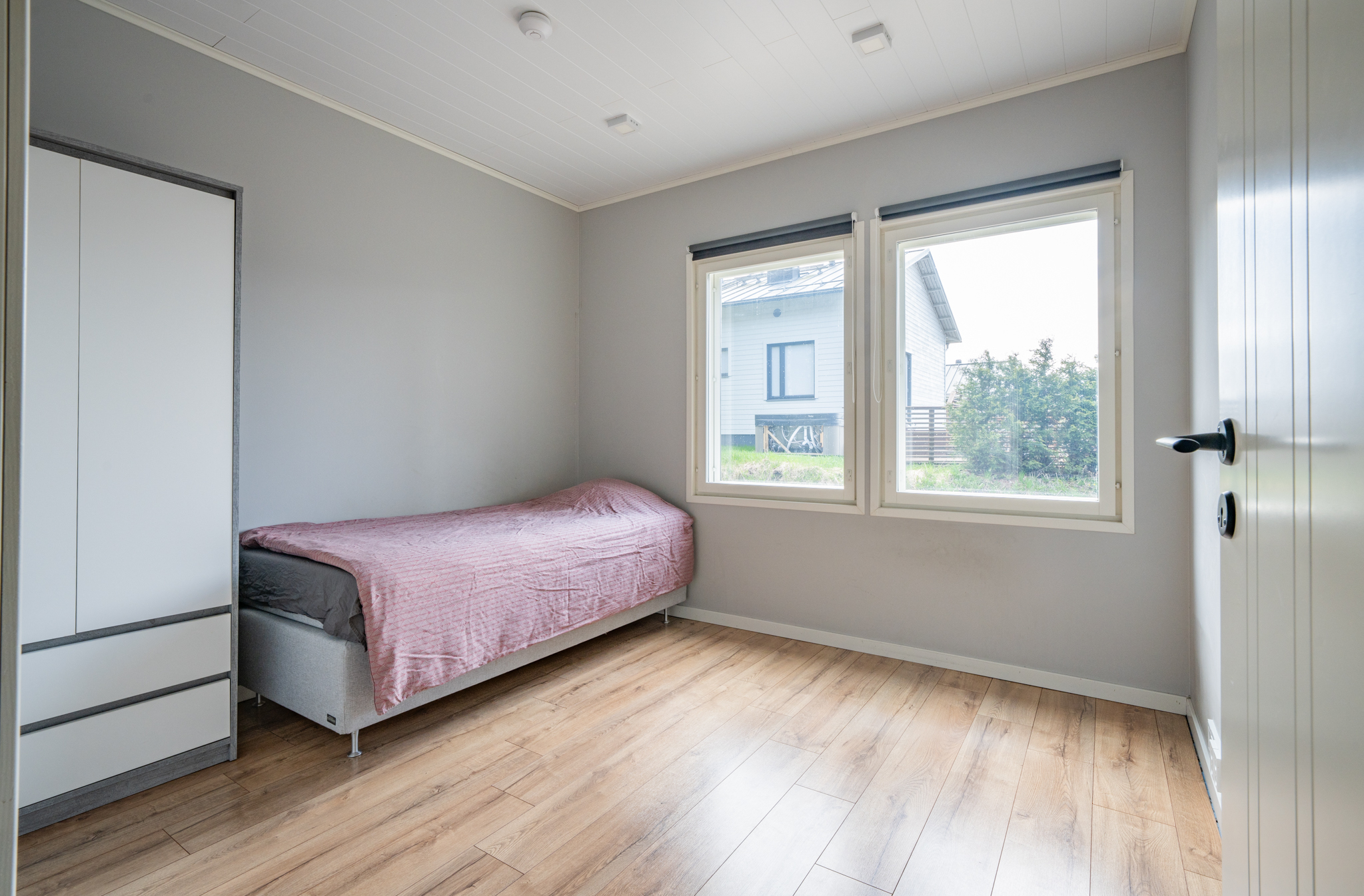 Alakerran makuuhuone 1