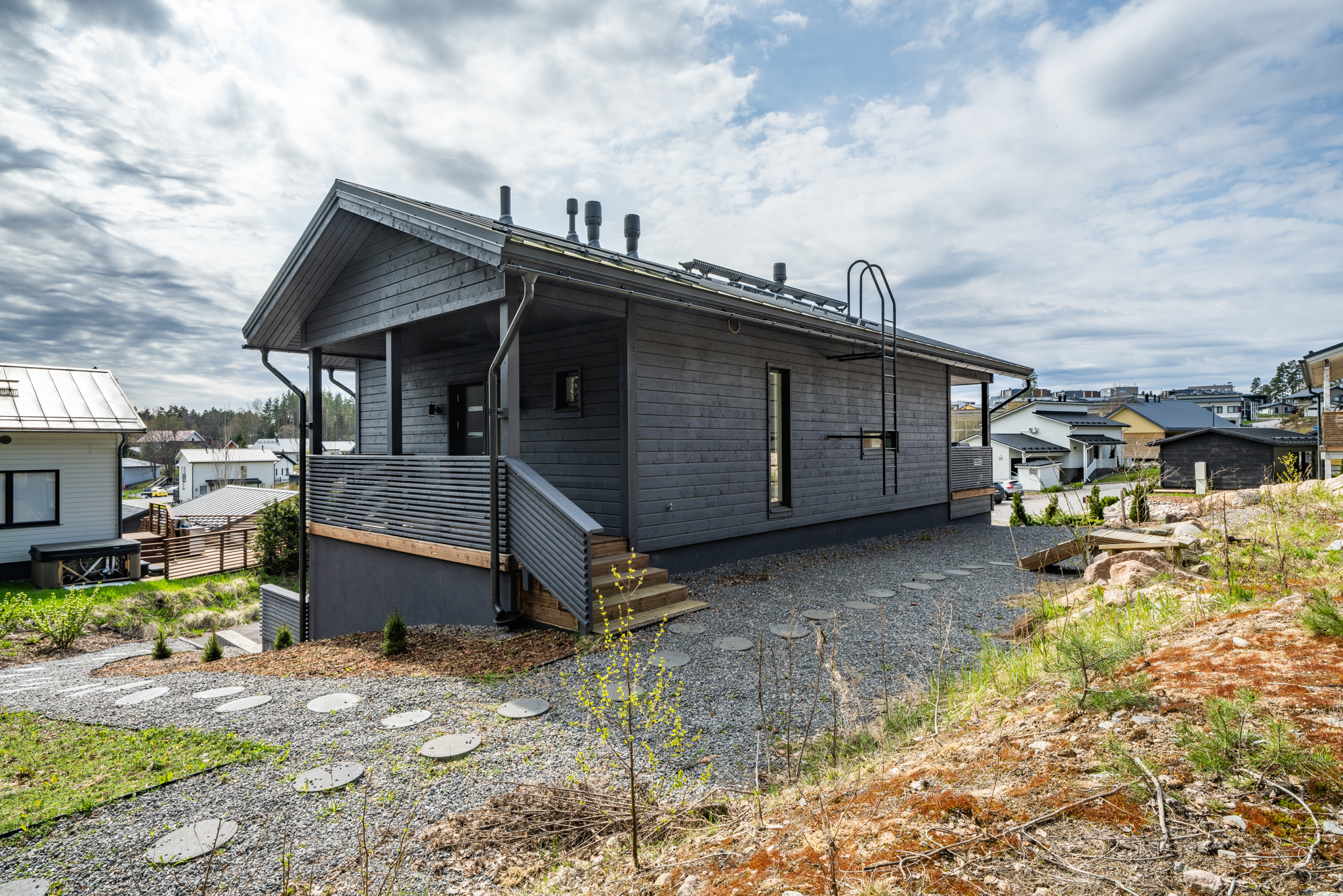 Sisäänkäynti kesällä