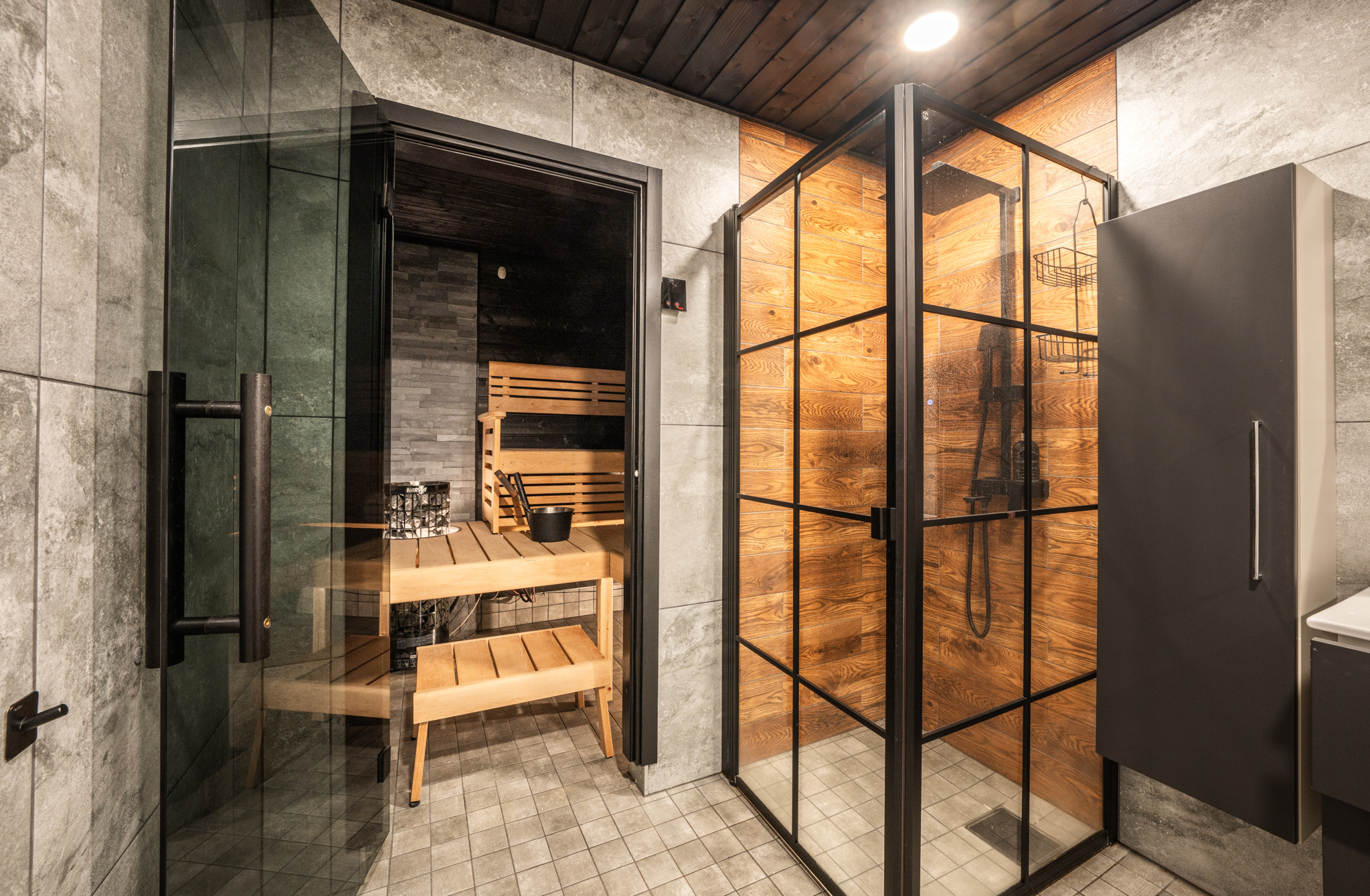 Alakerran kylpyhuone ja sauna