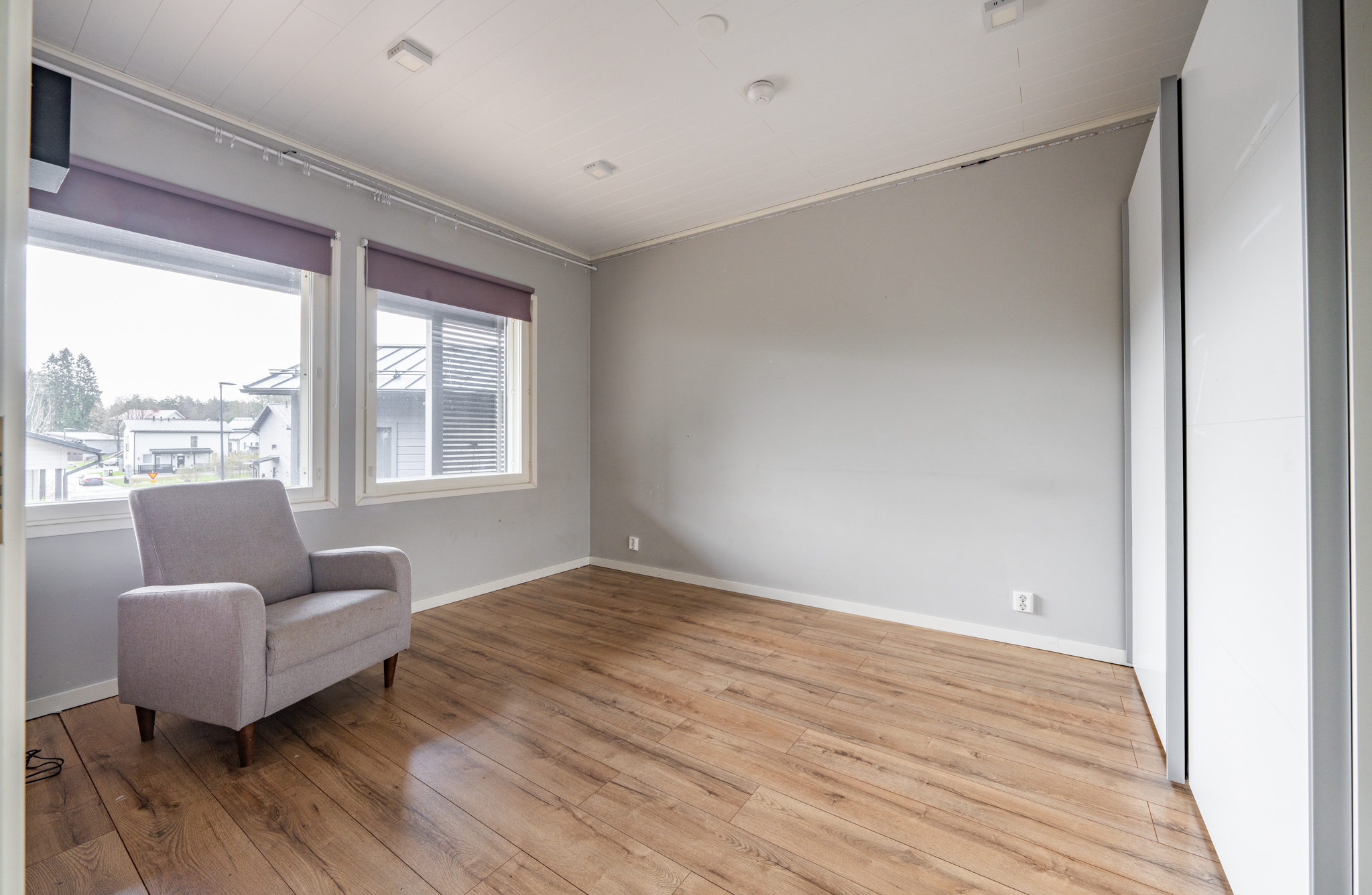 Alakerran makuuhuone 2