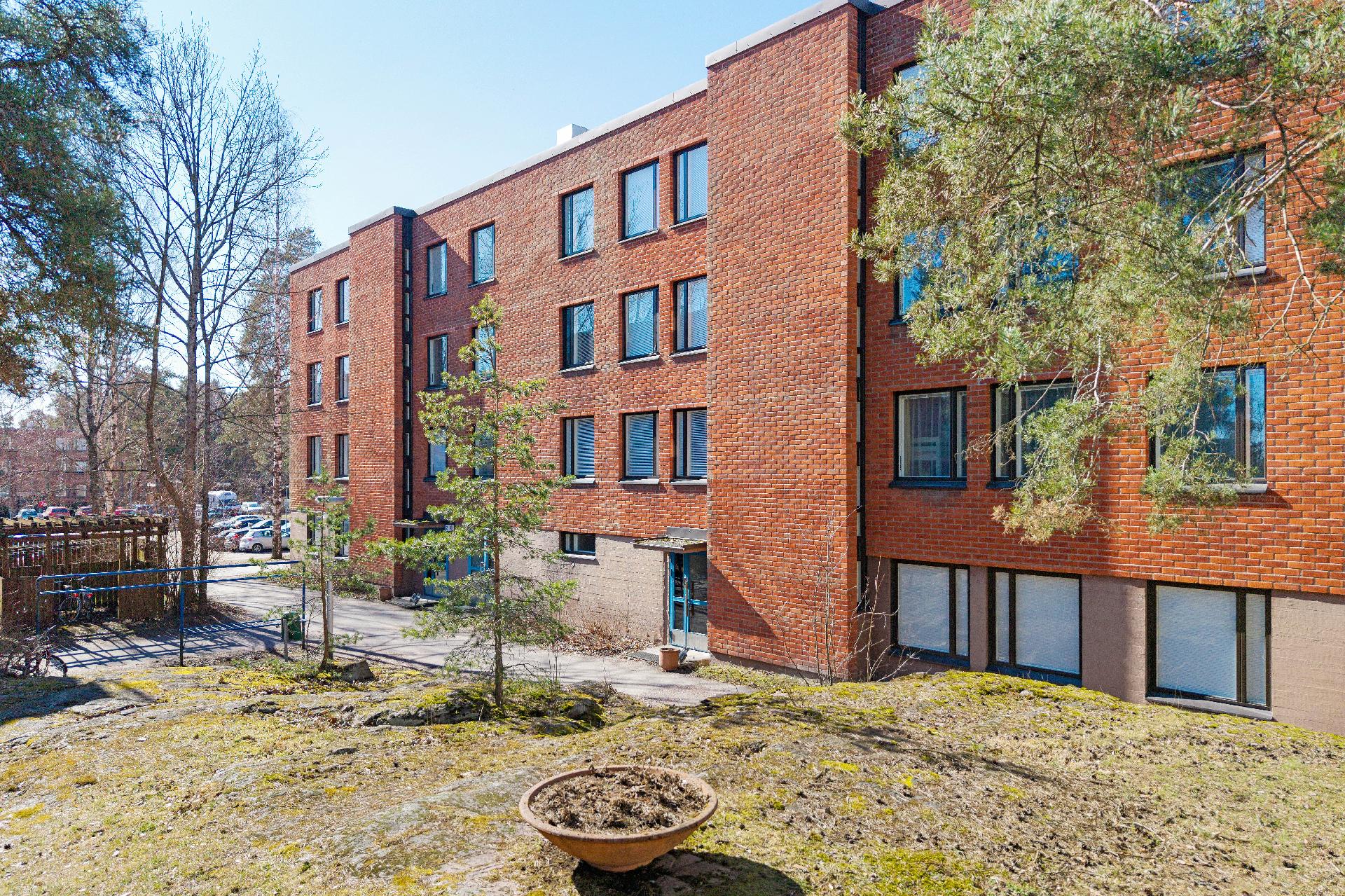 Julkisivu sisäänkäynnin puolelta