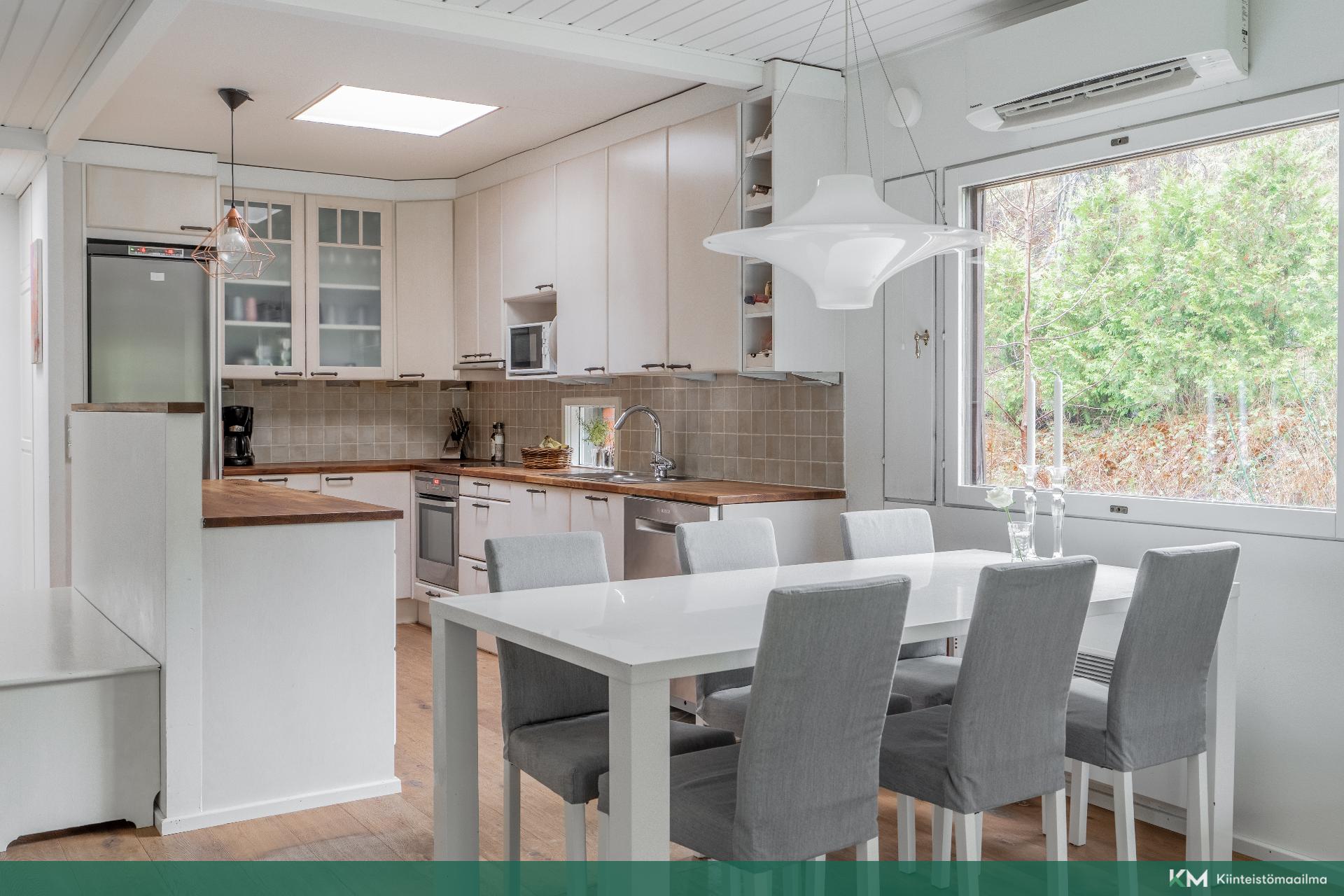 Ruokailutila ja keittiö