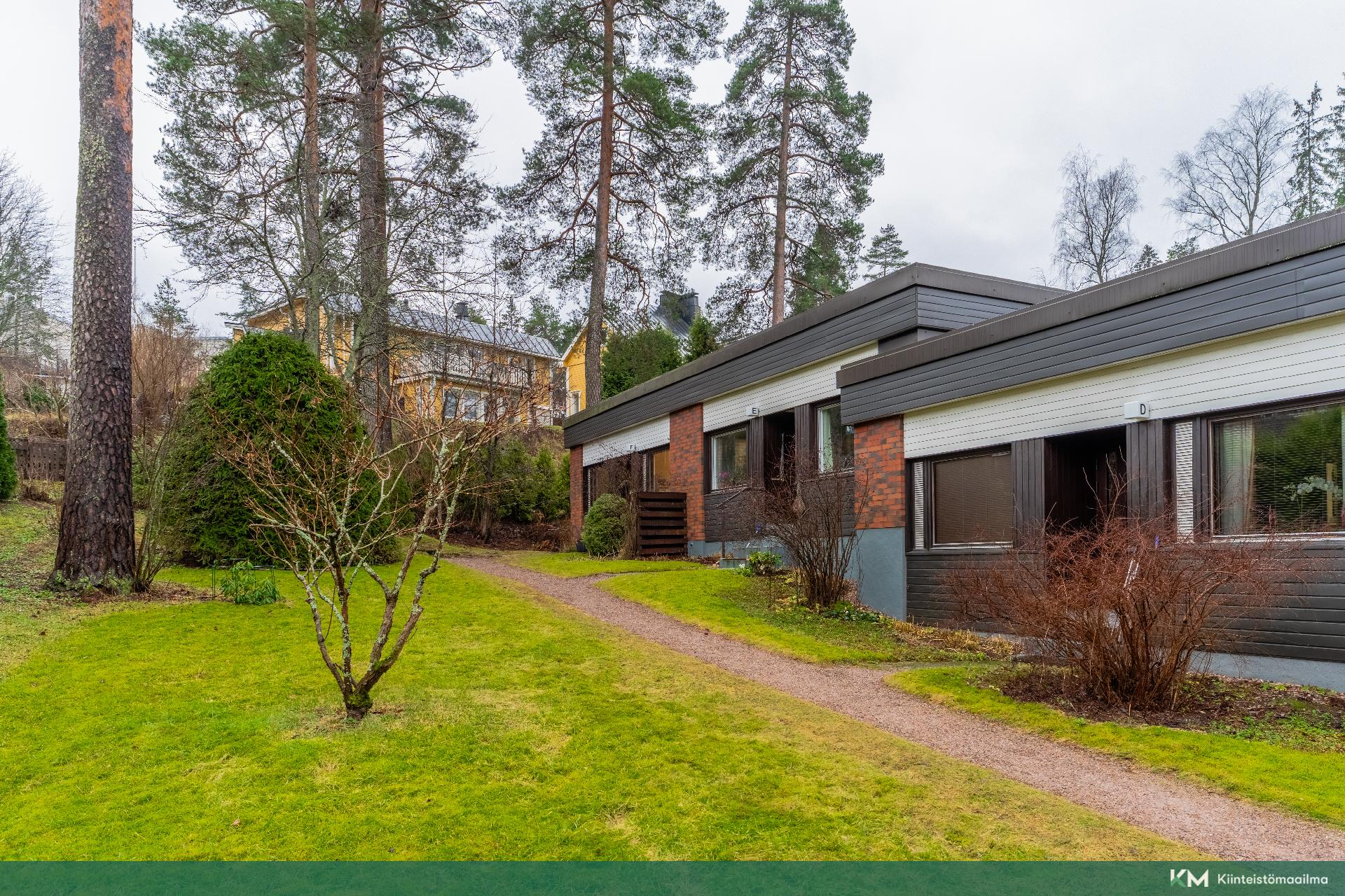 Asunnon sisäänkäynti itäpuolelta